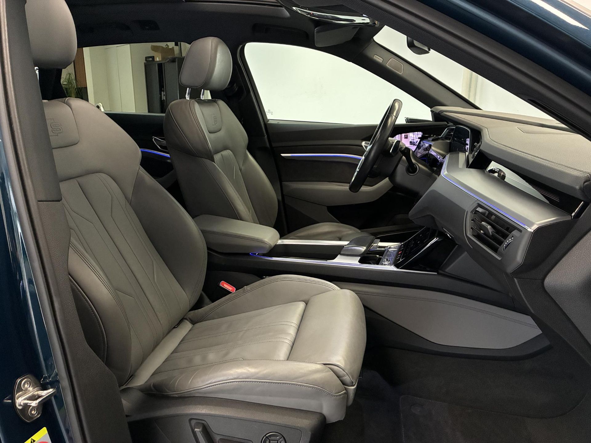 Audi e-tron met kenteken R-436-VH – interieur
