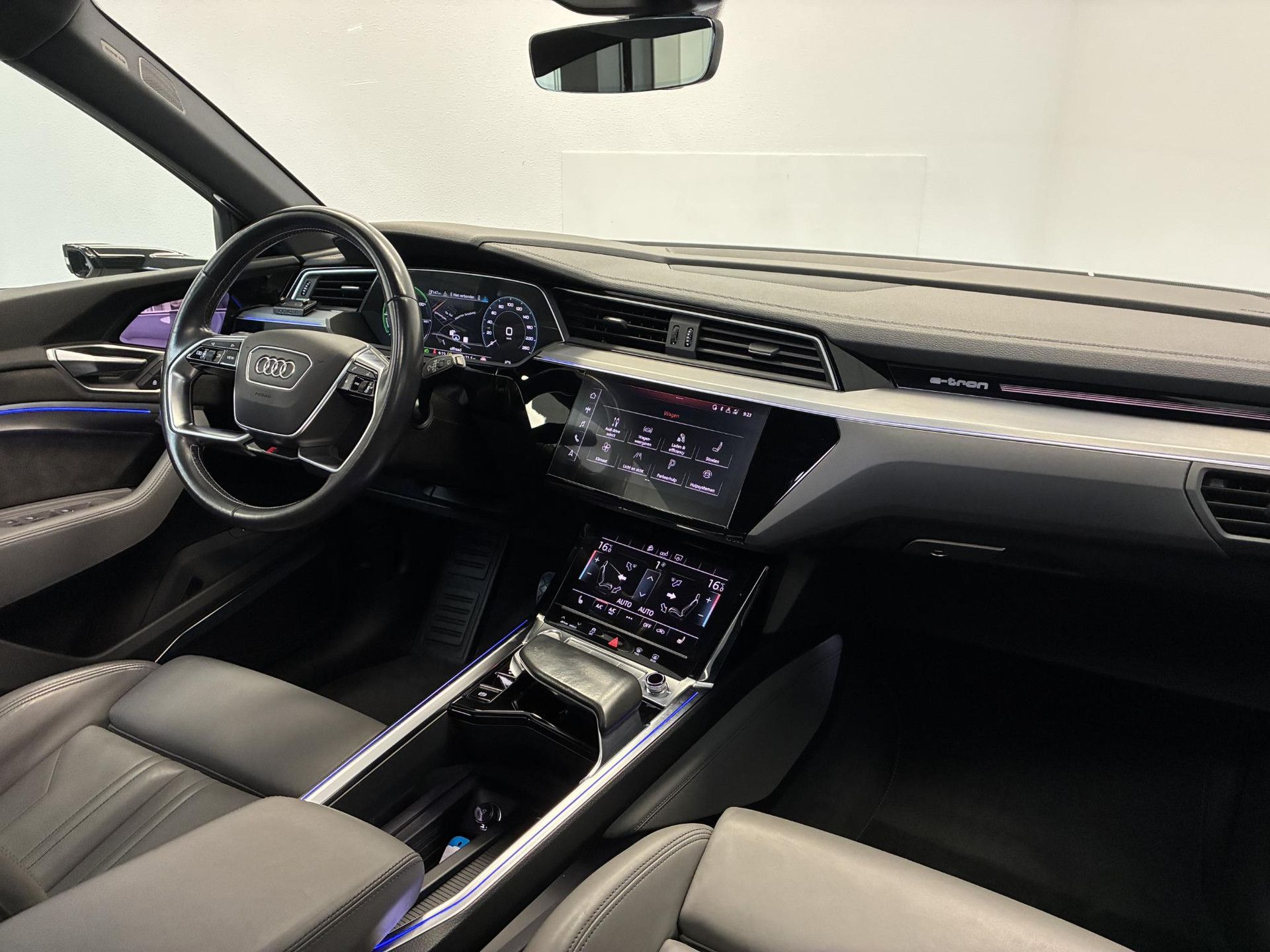 Audi e-tron met kenteken R-436-VH – dashboard