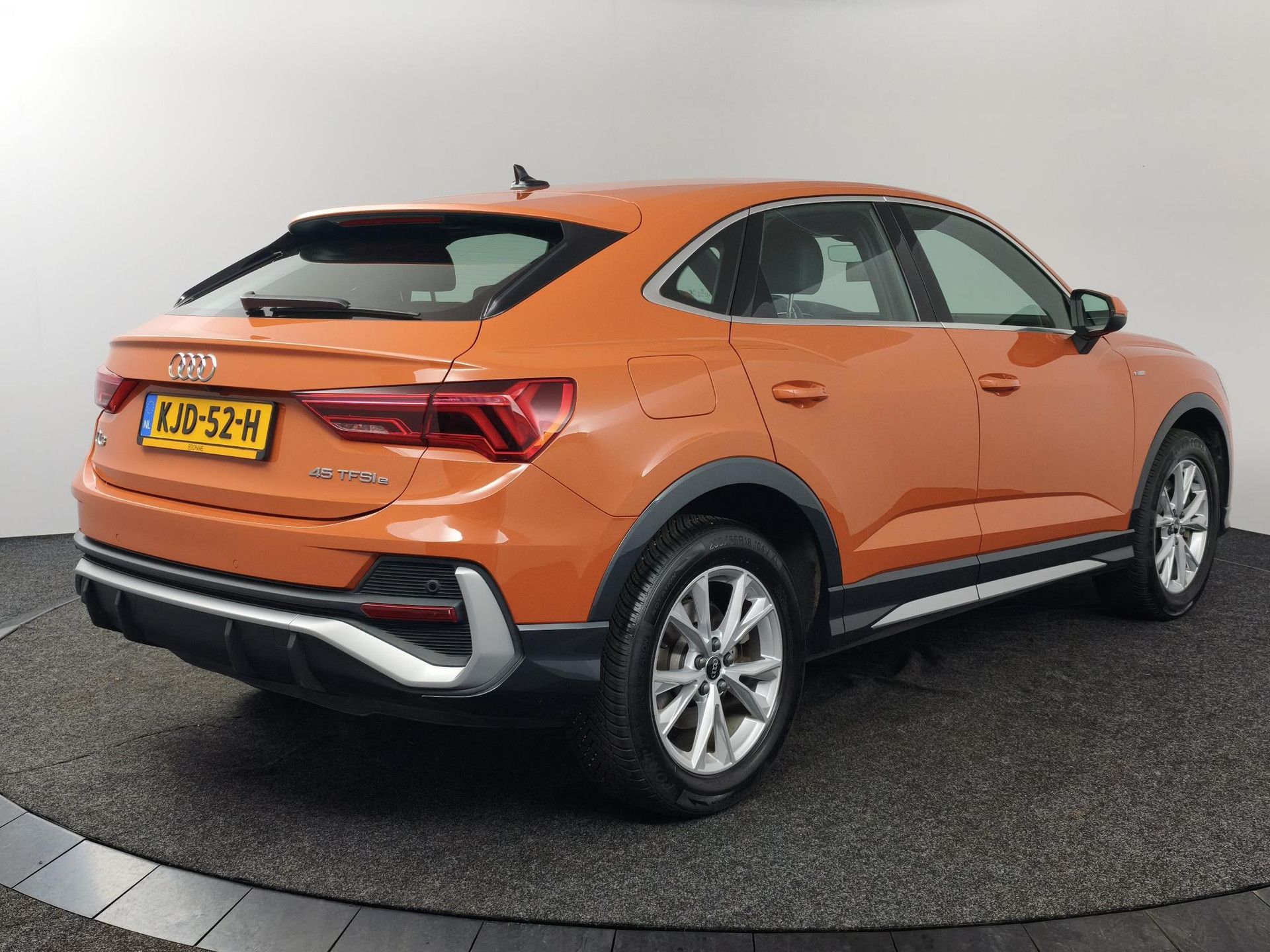 Audi Q3 met kenteken KJD-52-H – achteraanzicht