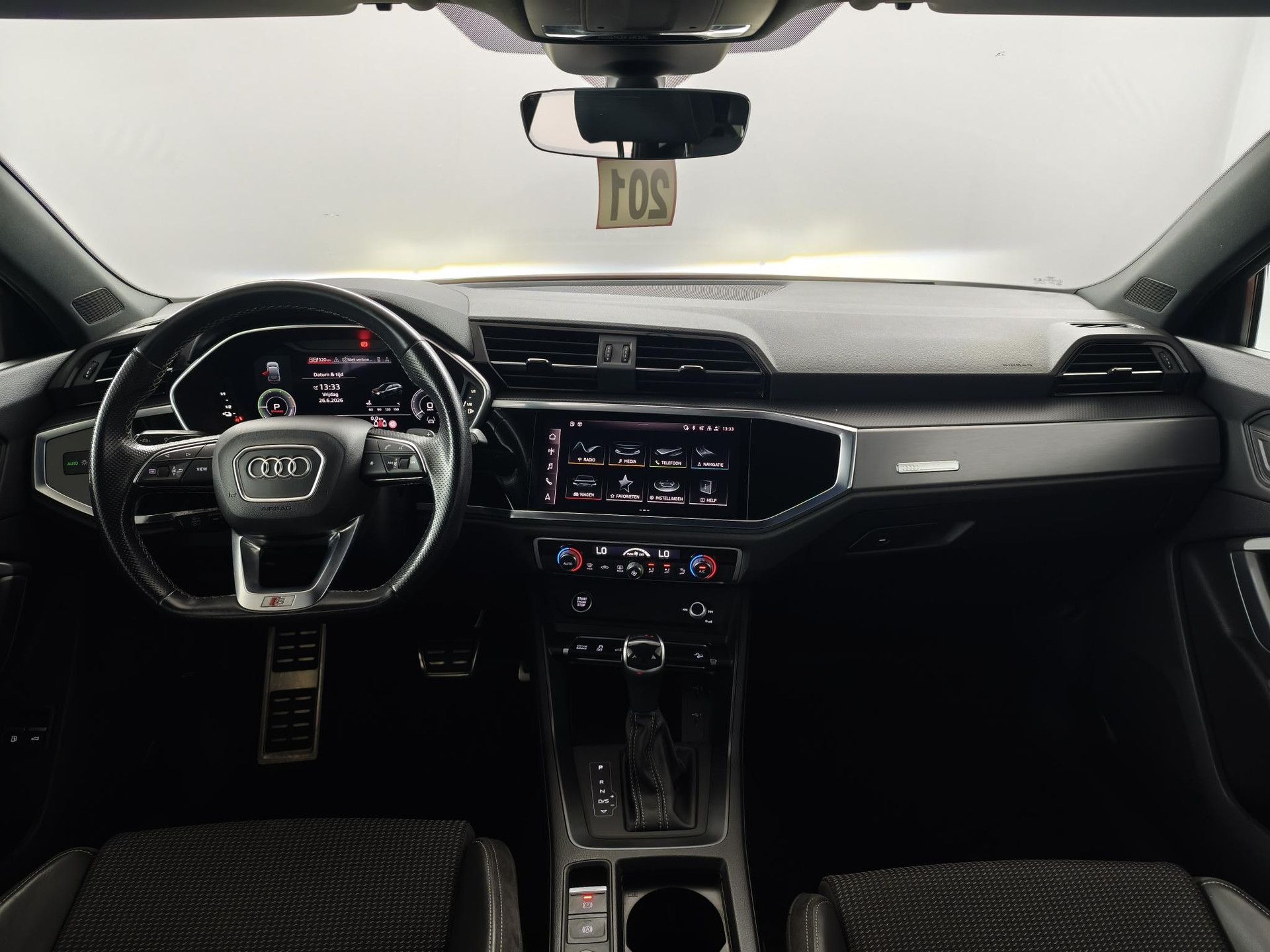 Audi Q3 met kenteken KJD-52-H – interieur