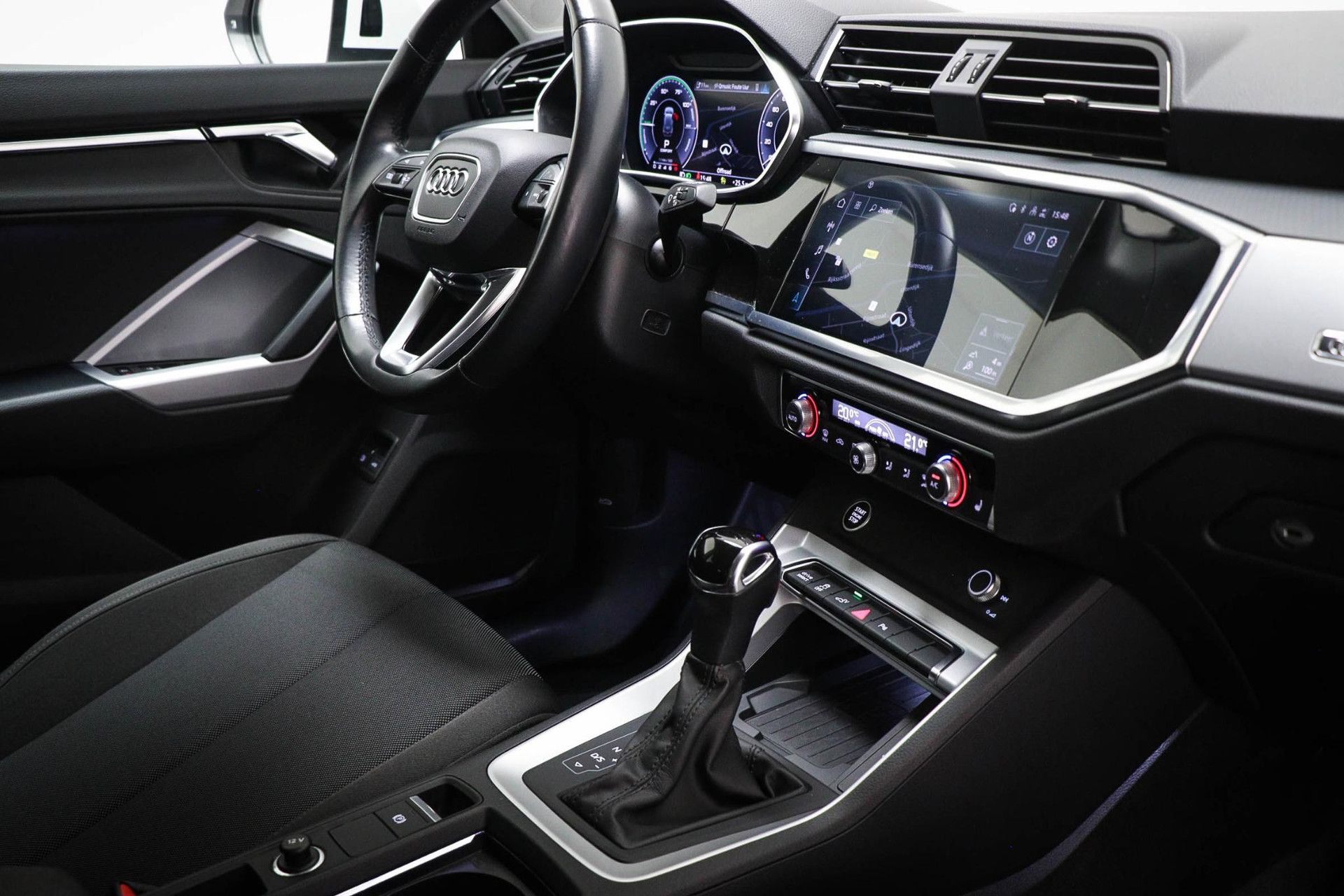 Audi Q3 met kenteken P-474-TZ – interieur