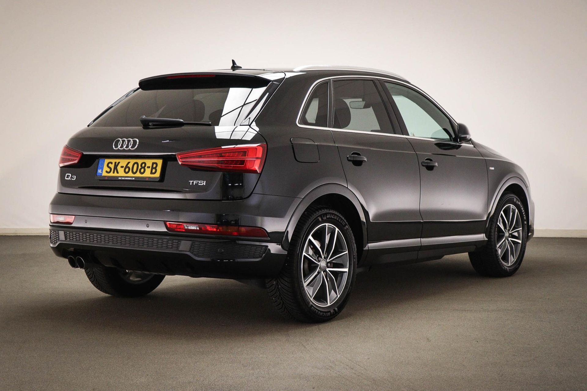 Audi Q3 met kenteken SK-608-B – achteraanzicht