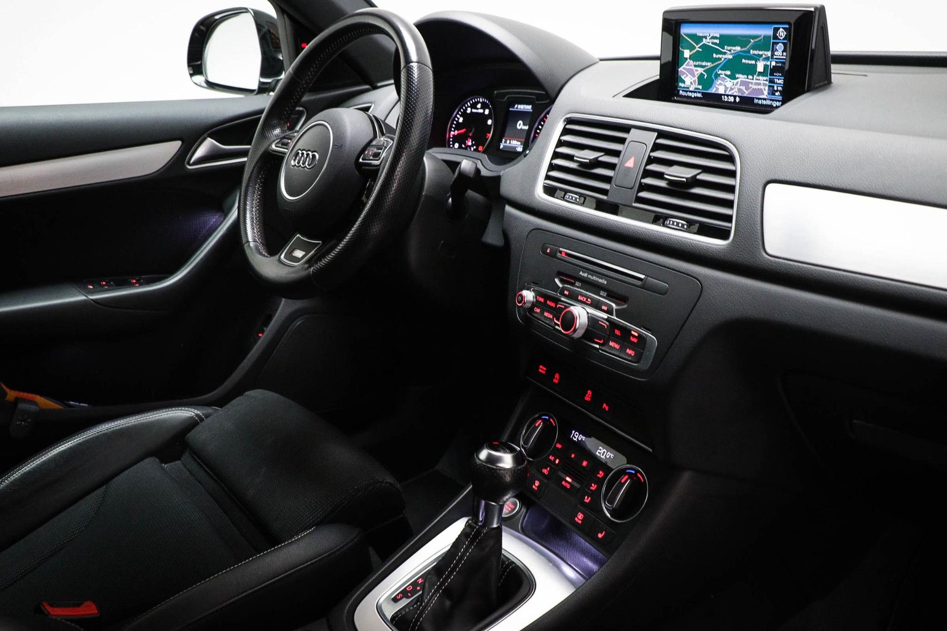Audi Q3 met kenteken SK-608-B – interieur