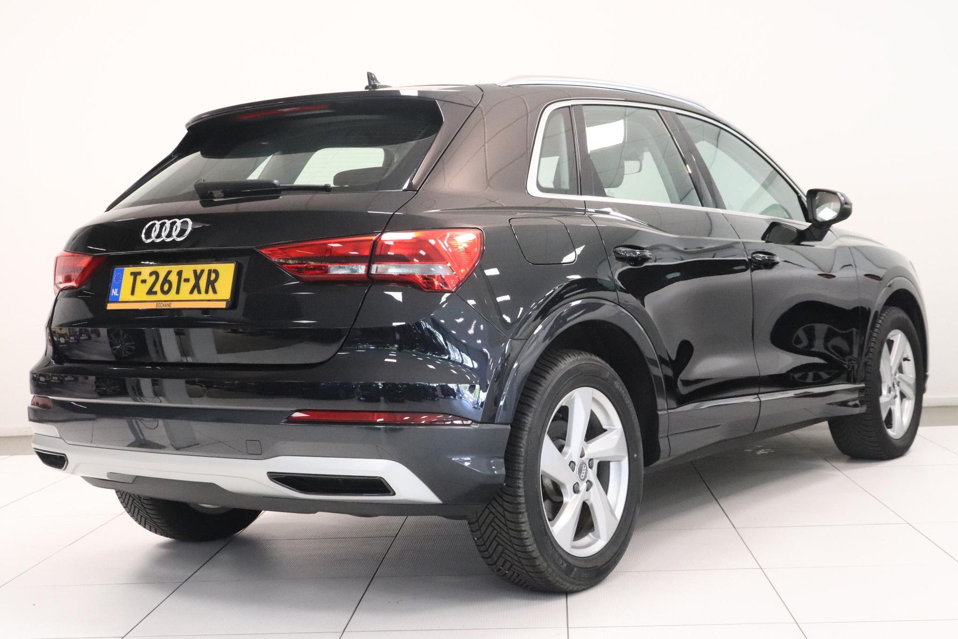 Audi Q3 met kenteken T-261-XR – achteraanzicht