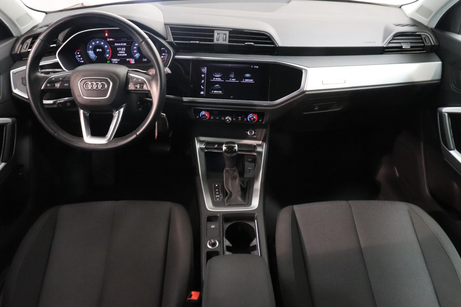 Audi Q3 met kenteken T-261-XR – interieur
