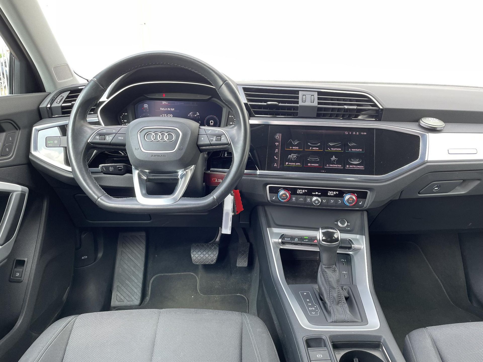 Audi Q3 met kenteken Z-178-NS – interieur