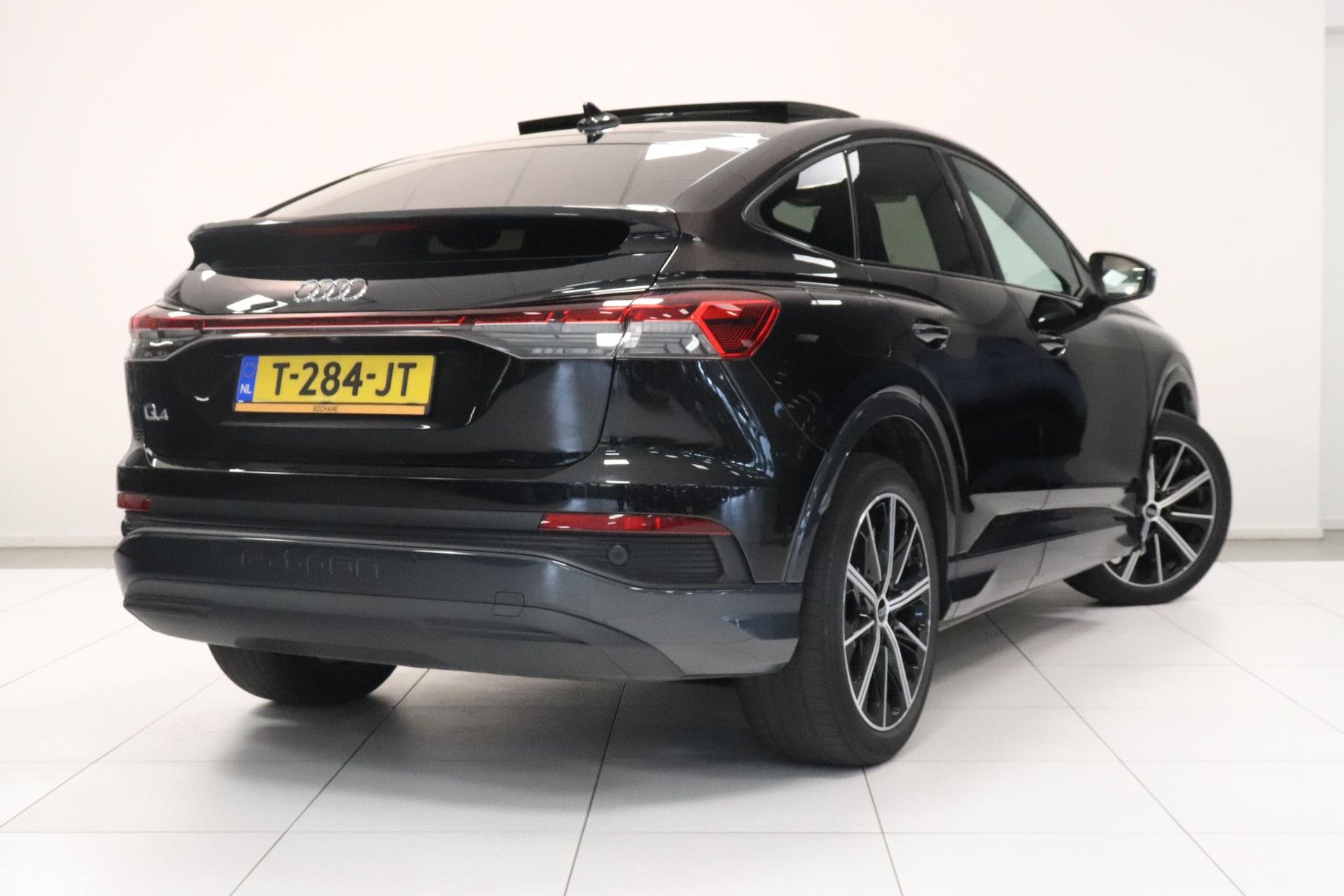 Audi Q4Sportbacke-tron met kenteken T-284-JT – achteraanzicht