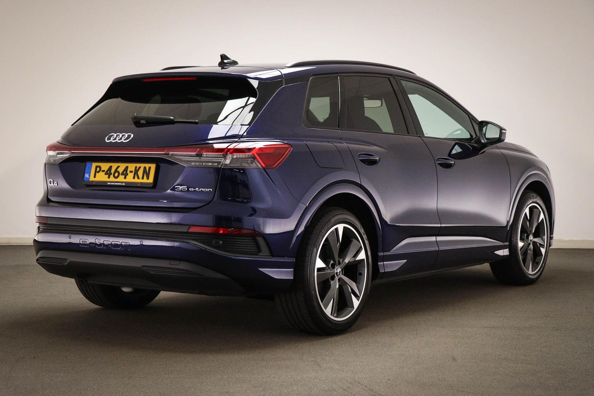Audi Q4e-tron met kenteken P-464-KN – achteraanzicht