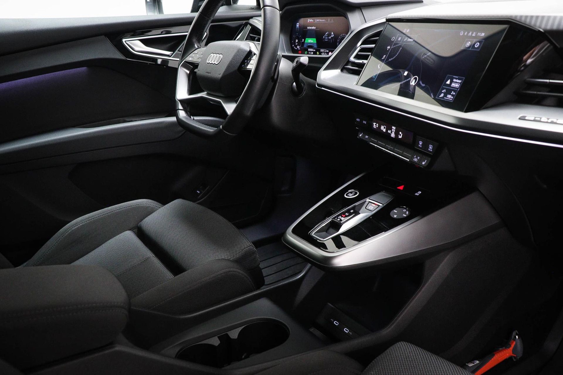 Audi Q4e-tron met kenteken P-464-KN – interieur