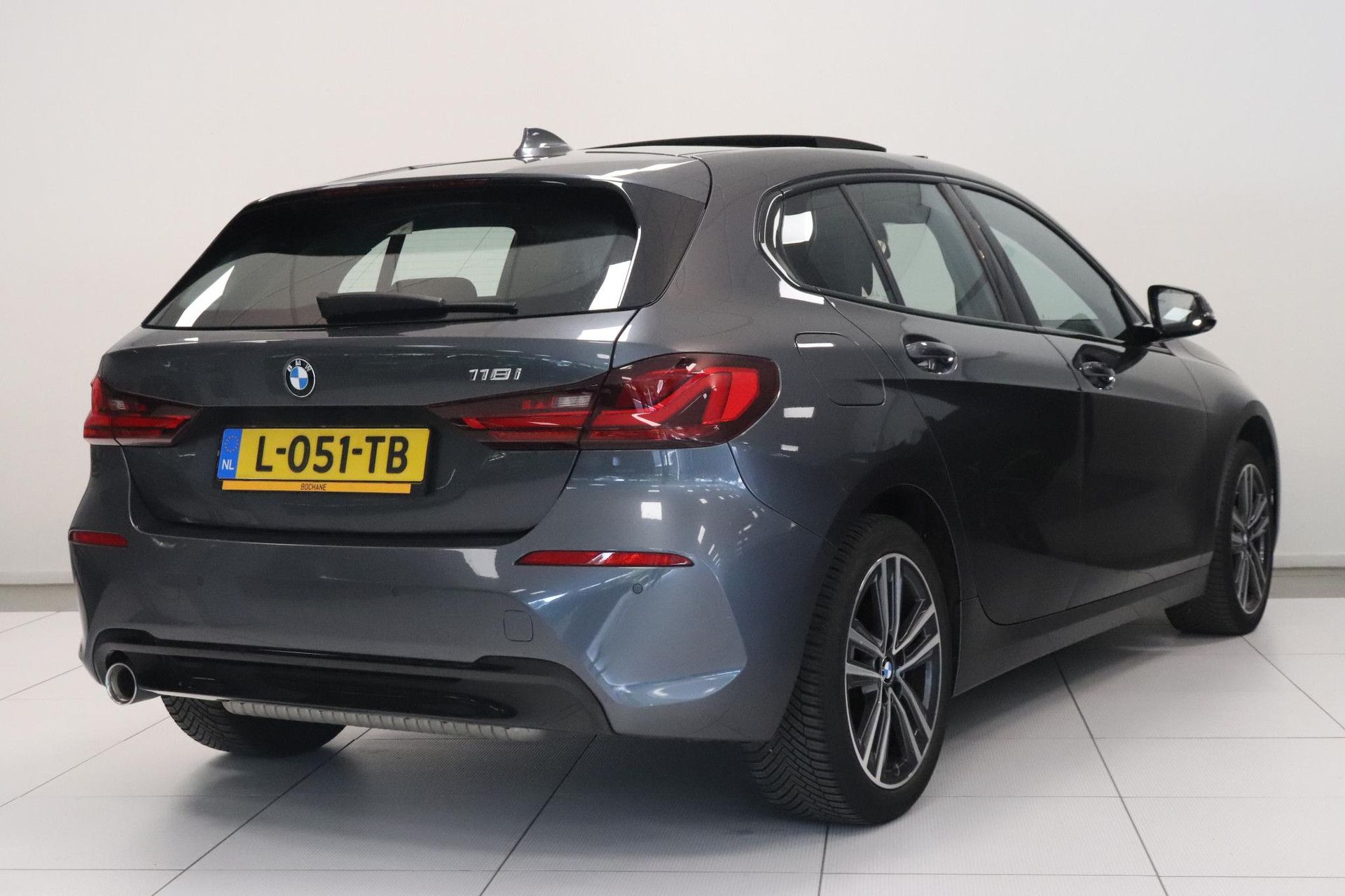 BMW 1-serie met kenteken L-051-TB – achteraanzicht