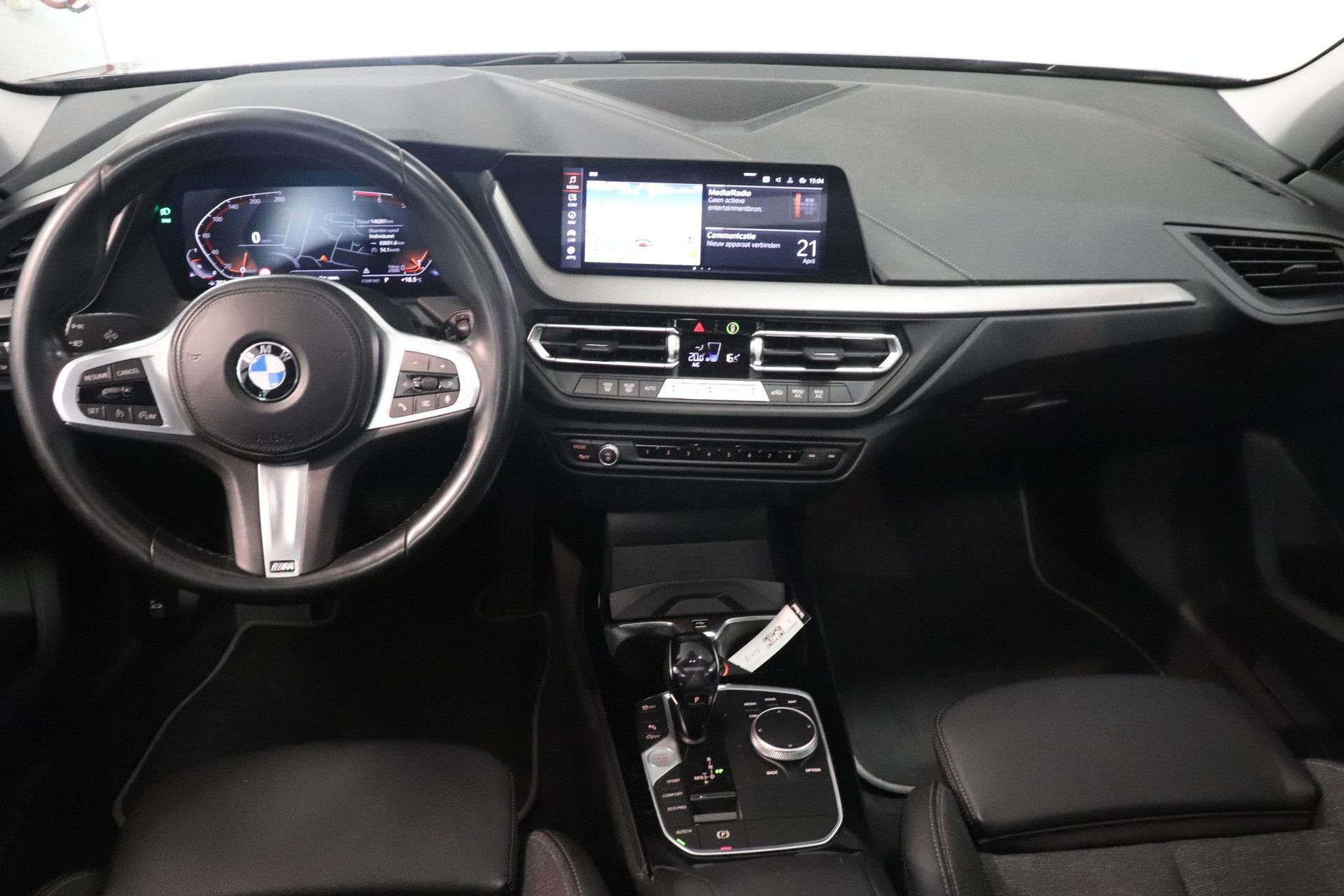 BMW 1-serie met kenteken L-051-TB – interieur