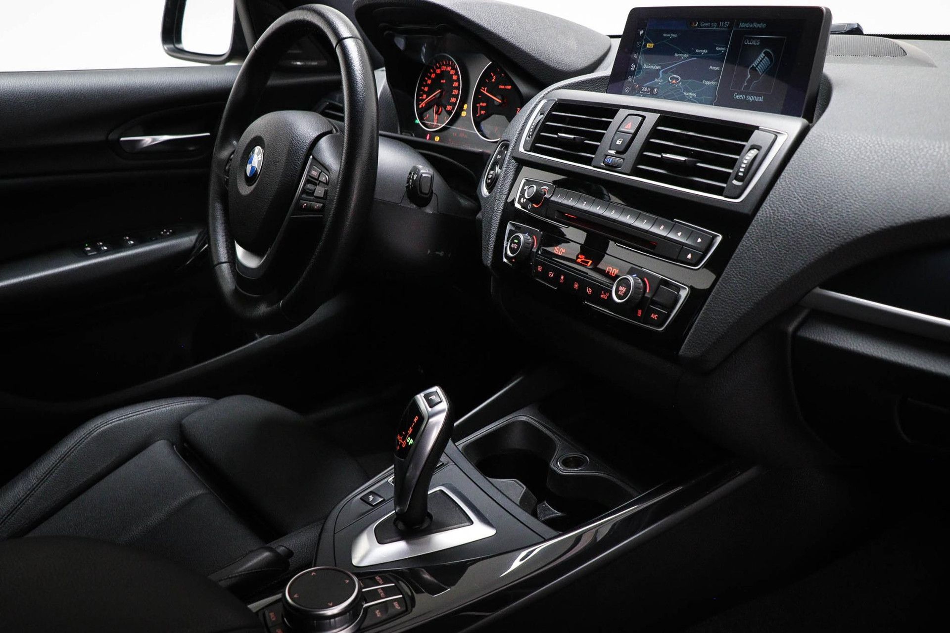 BMW 1-serie met kenteken PG-783-R – interieur