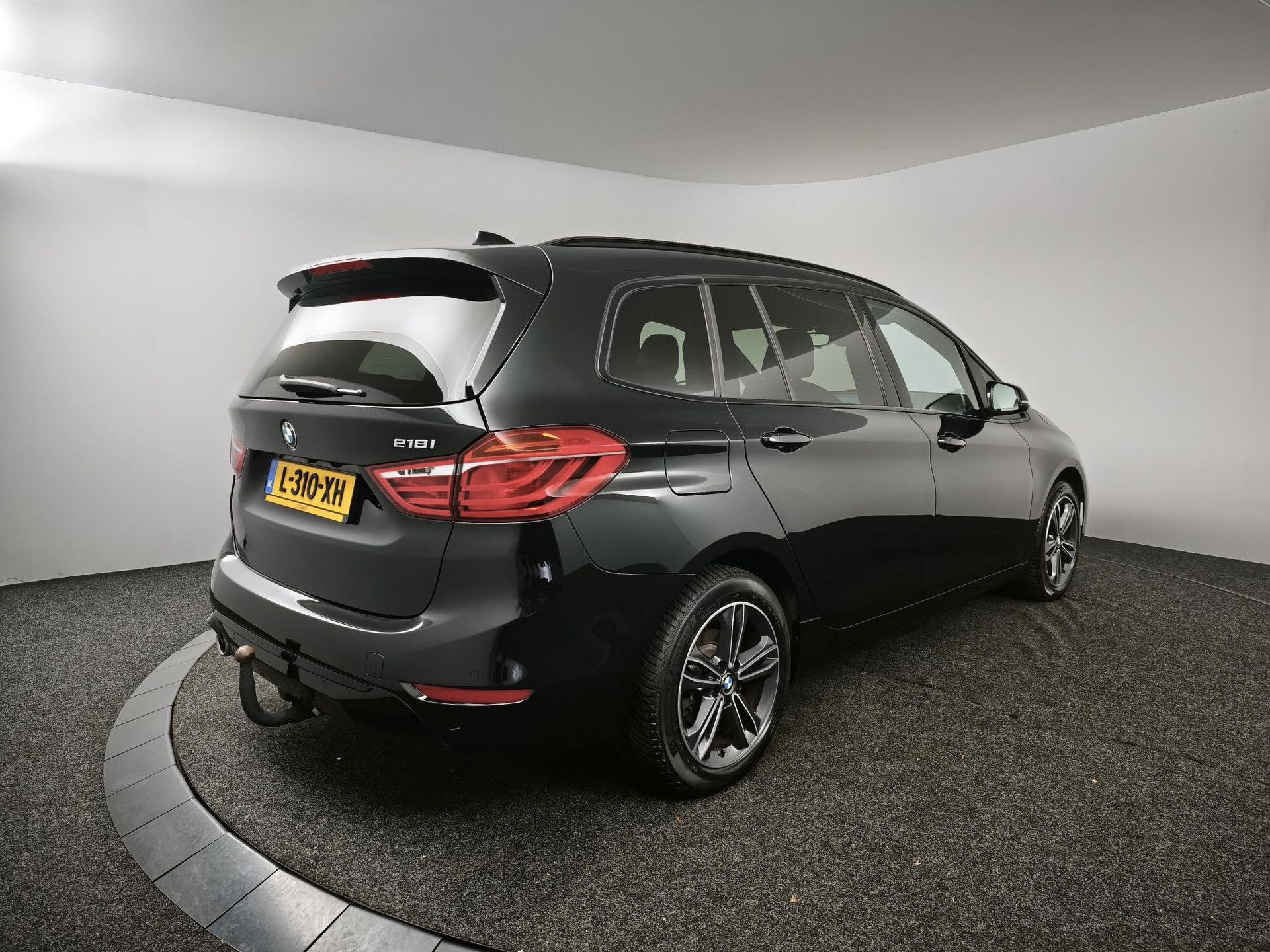 BMW 2-serie met kenteken L-310-XH – achteraanzicht