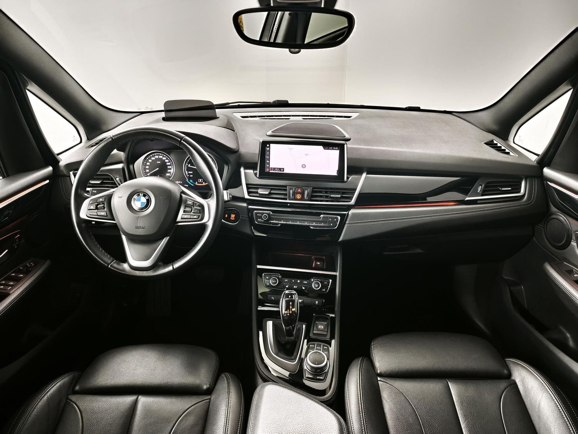 BMW 2-serie met kenteken L-310-XH – interieur