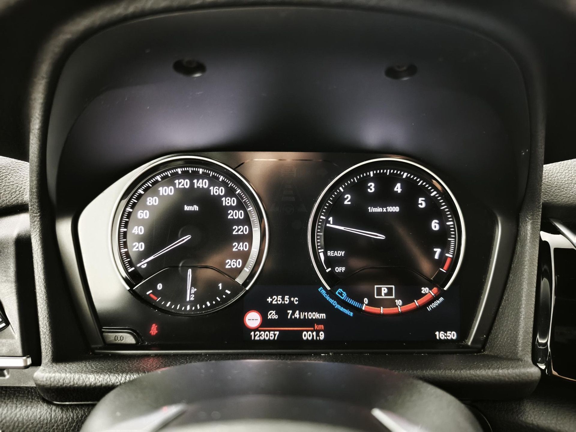 BMW 2-serie met kenteken L-310-XH – dashboard
