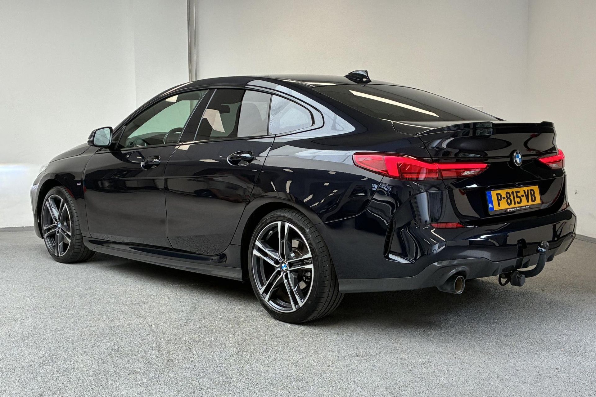 BMW 2-serie met kenteken P-815-VB – achteraanzicht