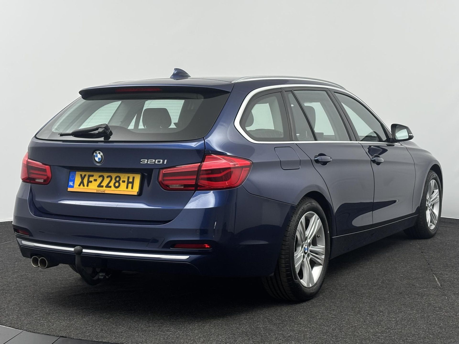 BMW 3-Serie met kenteken XF-228-H – achteraanzicht