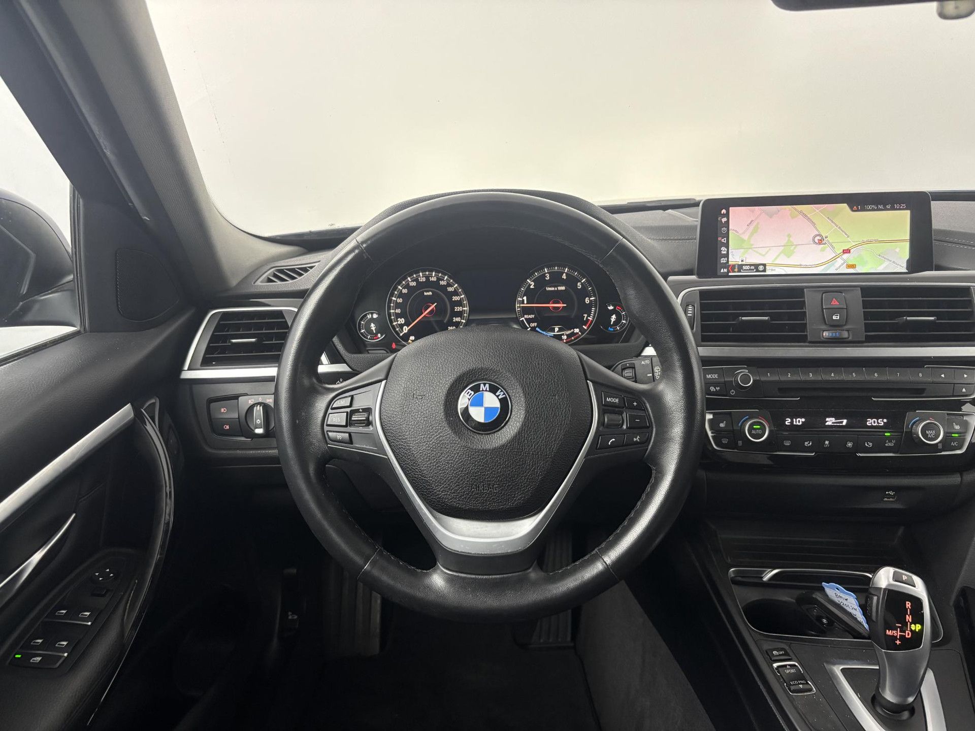 BMW 3-Serie met kenteken XF-228-H – interieur
