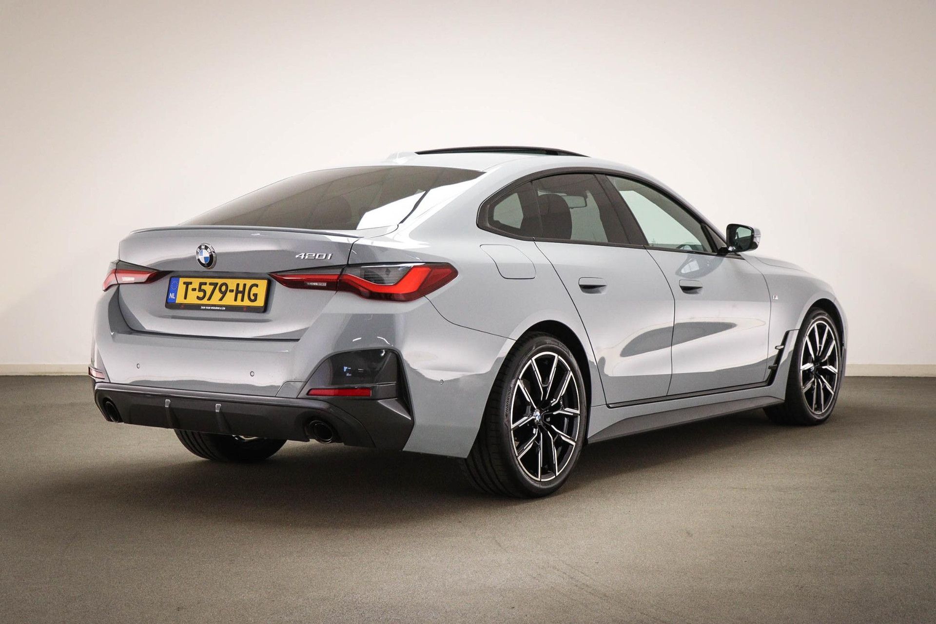BMW 4-serie met kenteken T-579-HG – achteraanzicht