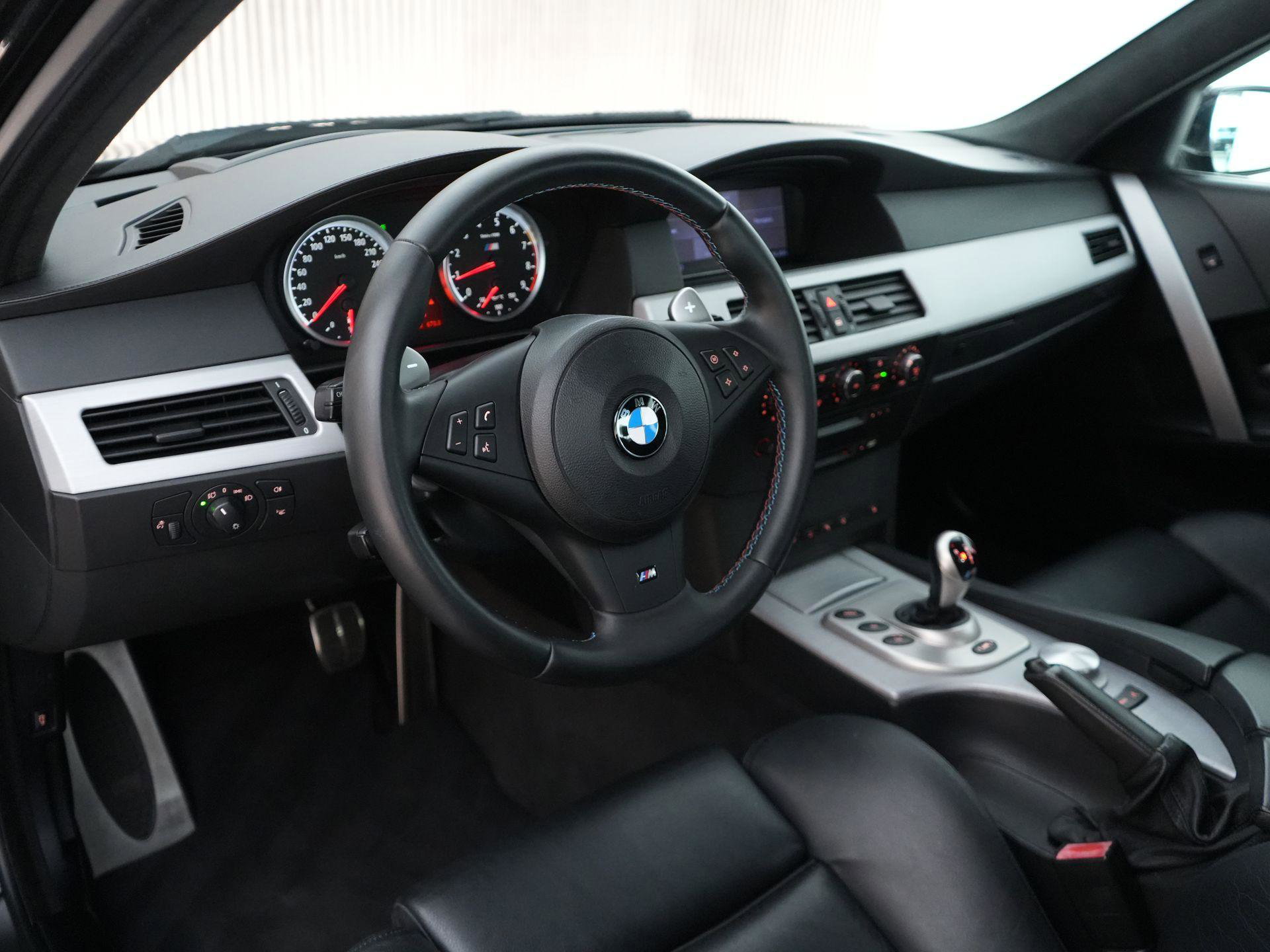BMW 5-serie met kenteken 2-XGS-89 – dashboard