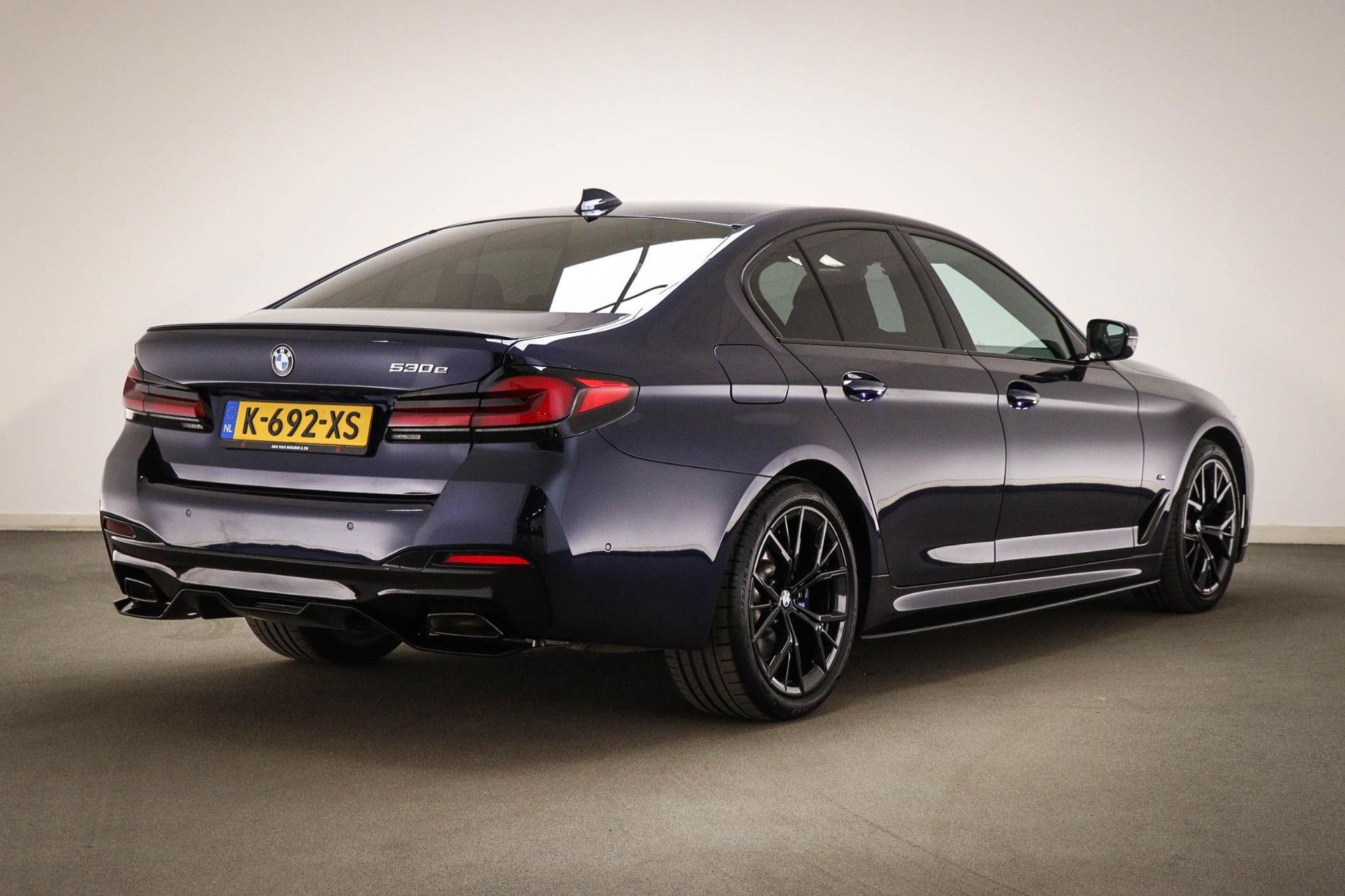 BMW 5-serie met kenteken K-692-XS – achteraanzicht