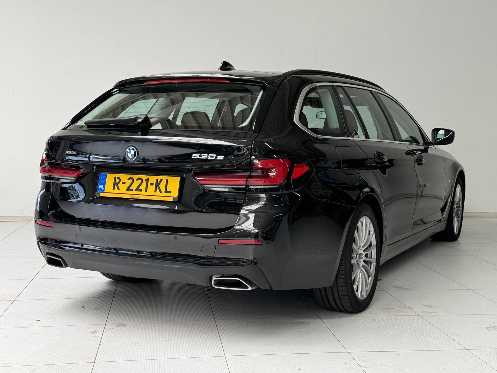 BMW 5-serie met kenteken R-221-KL – achteraanzicht