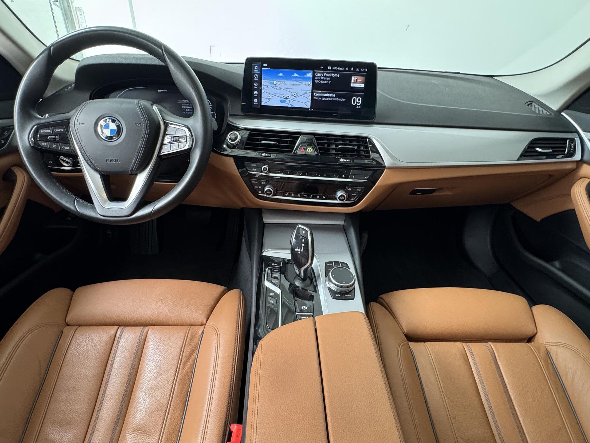 BMW 5-serie met kenteken R-221-KL – interieur