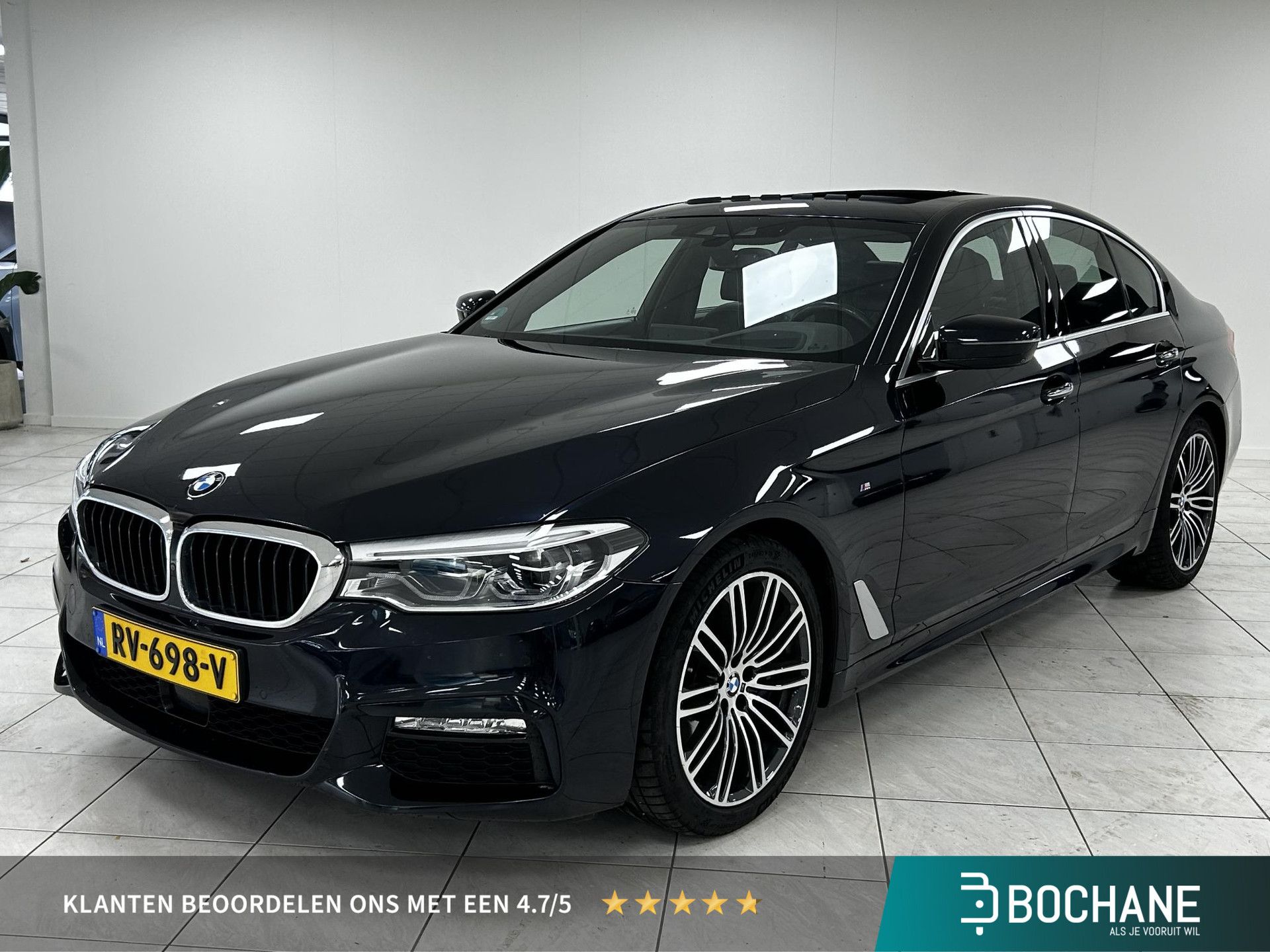 BMW 5-serie met kenteken RV-698-V – vooraanzicht