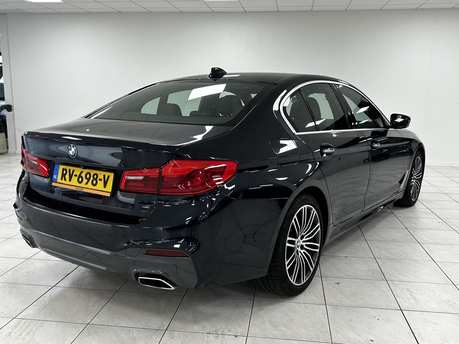 BMW 5-serie met kenteken RV-698-V – achteraanzicht