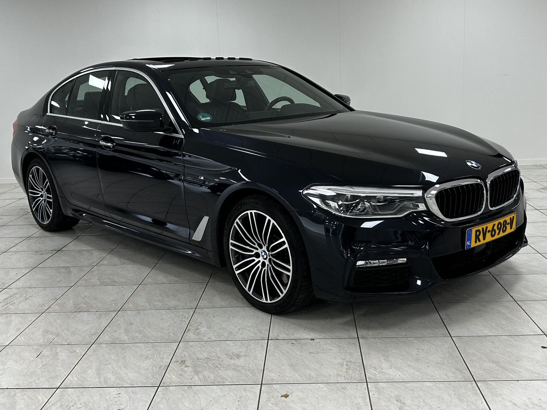 BMW 5-serie met kenteken RV-698-V – dashboard