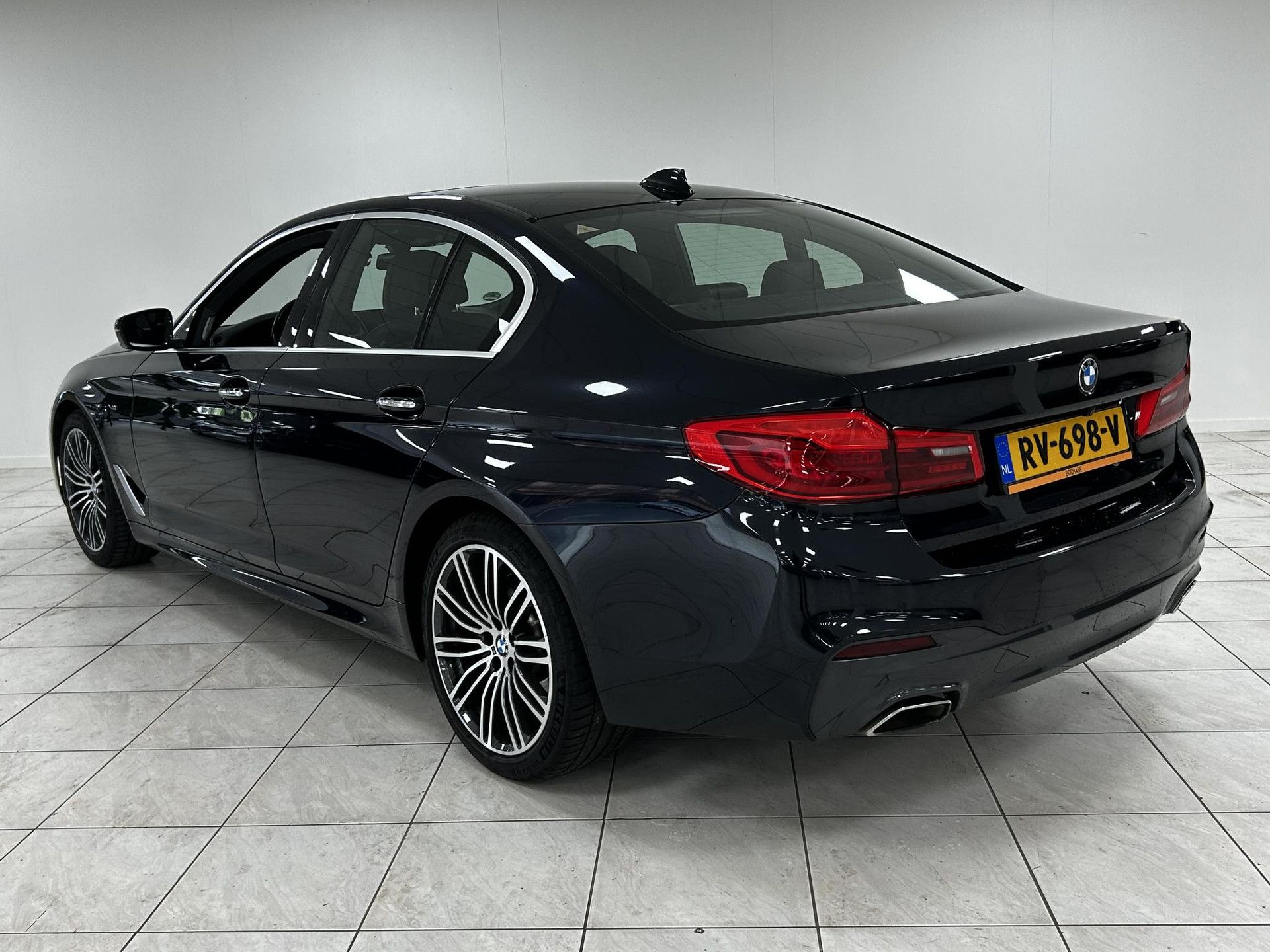 BMW 5-serie met kenteken RV-698-V – detailfoto