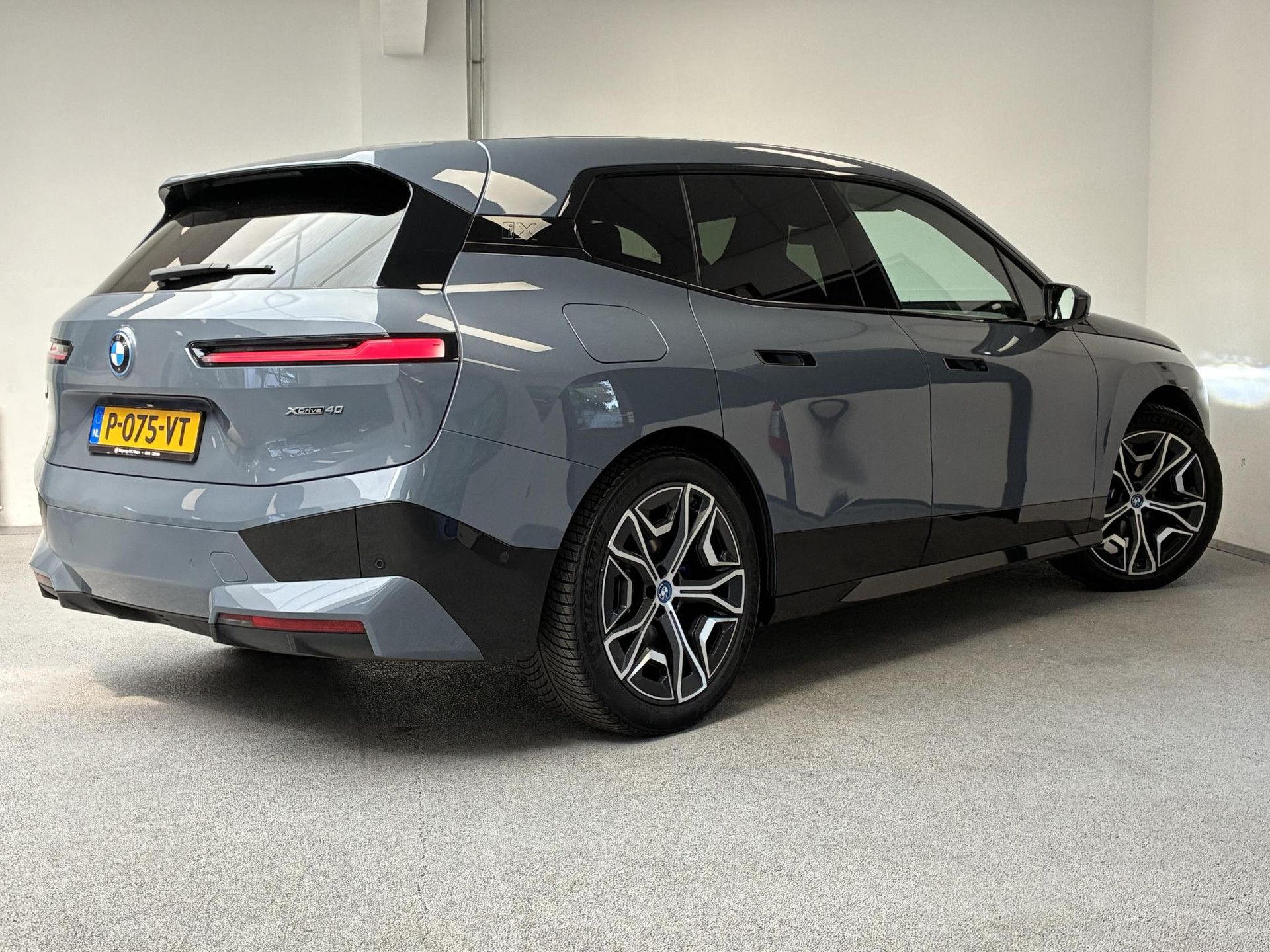 BMW iX met kenteken P-075-VT – achteraanzicht