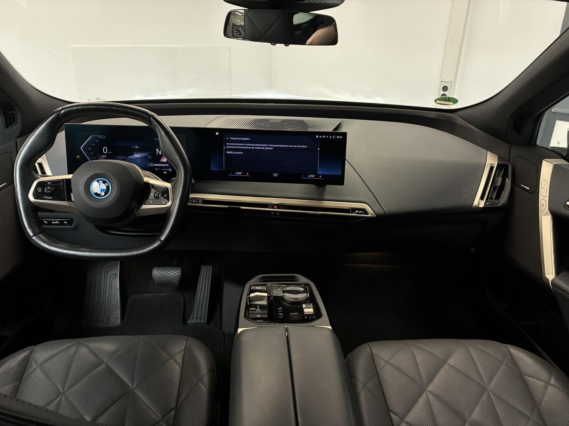 BMW iX met kenteken P-075-VT – interieur