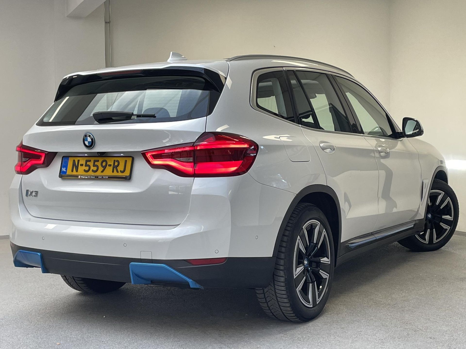 BMW IX3 met kenteken N-559-RJ – achteraanzicht