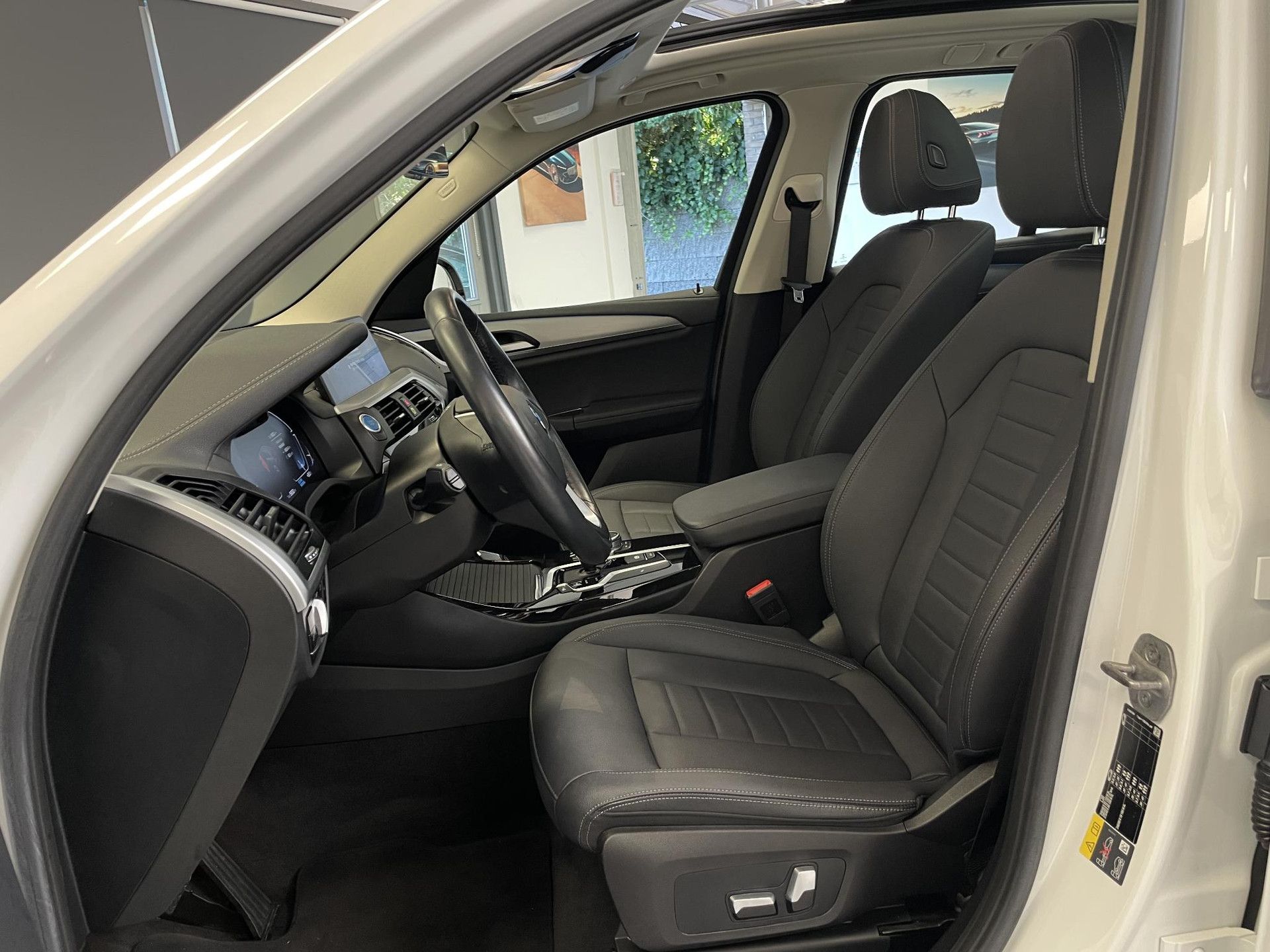 BMW IX3 met kenteken N-559-RJ – interieur