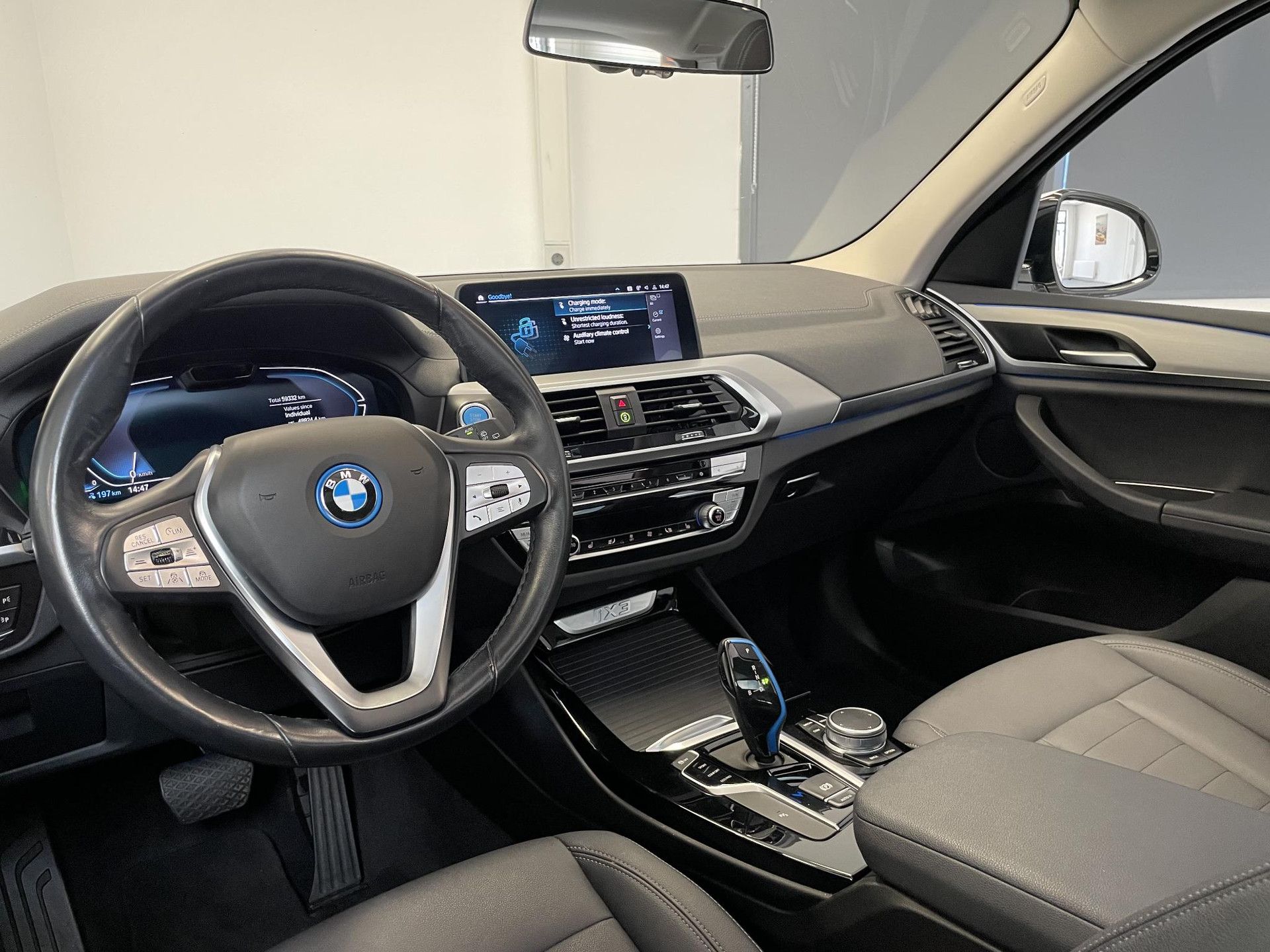 BMW IX3 met kenteken N-559-RJ – dashboard