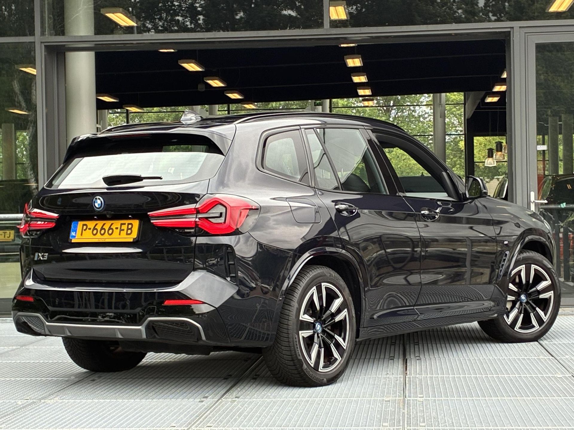 BMW IX3 met kenteken P-666-FB – achteraanzicht