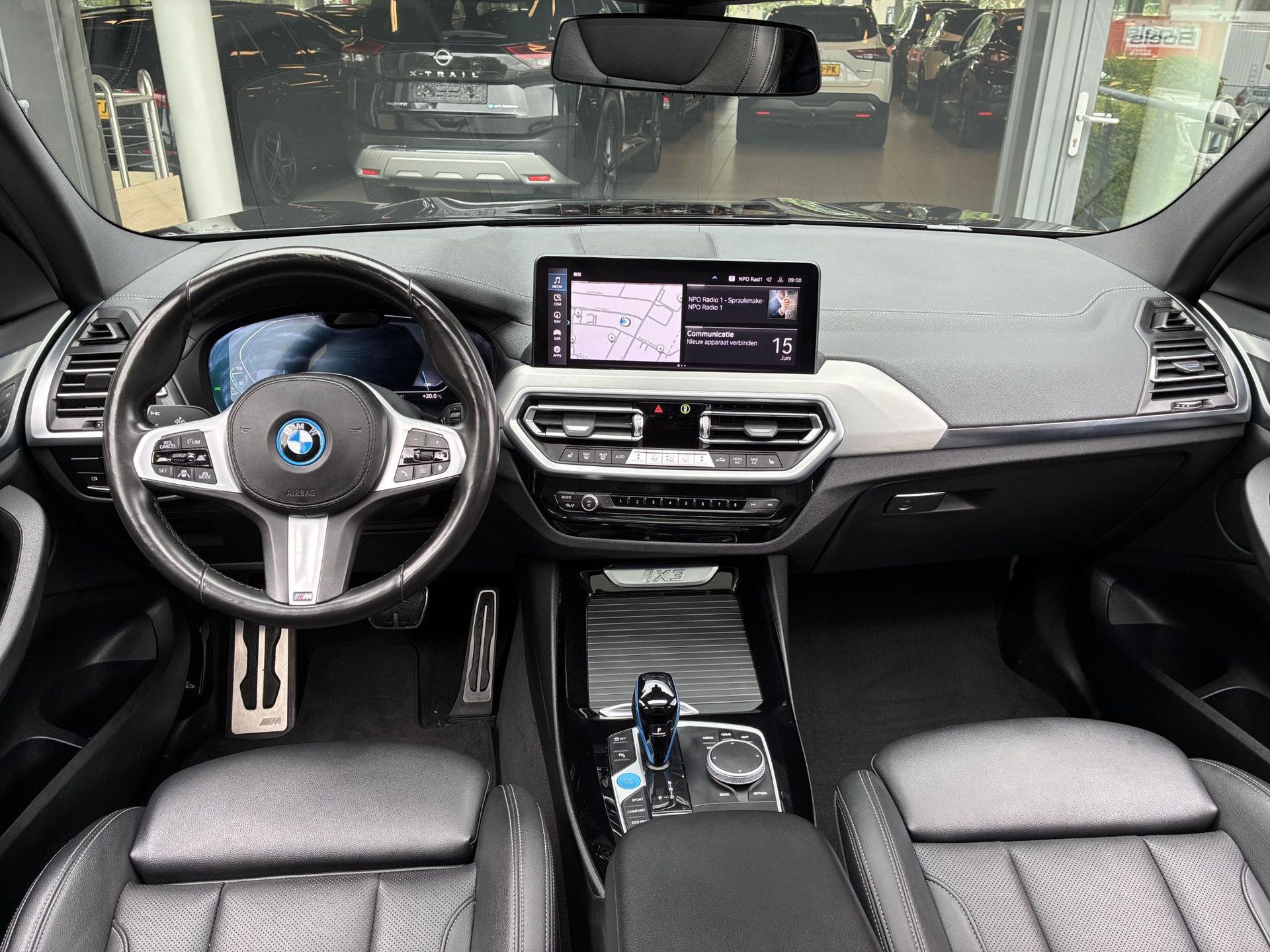 BMW IX3 met kenteken P-666-FB – interieur
