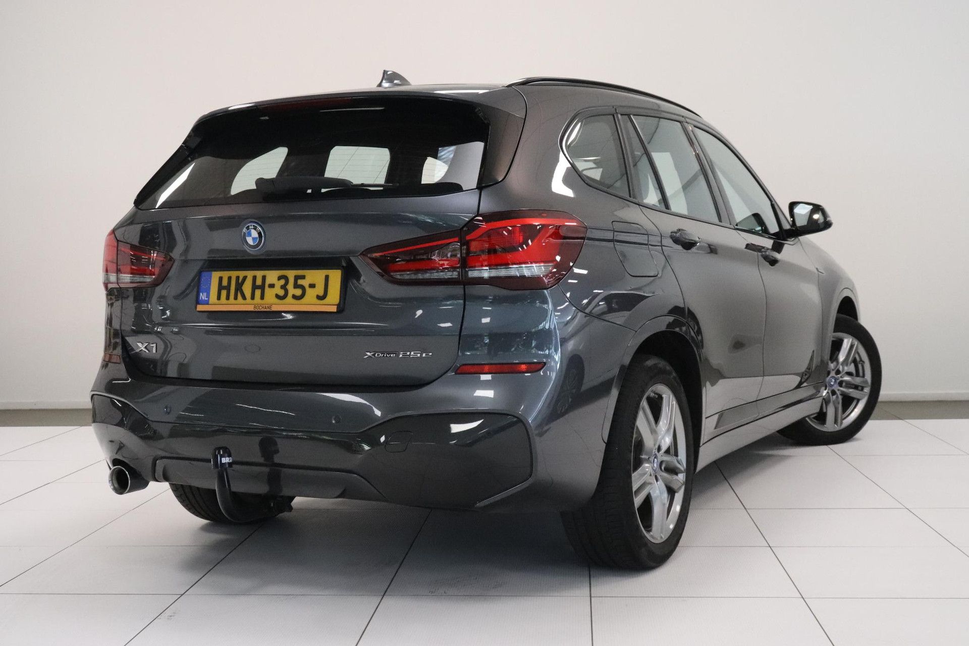 BMW X1 met kenteken HKH-35-J – achteraanzicht