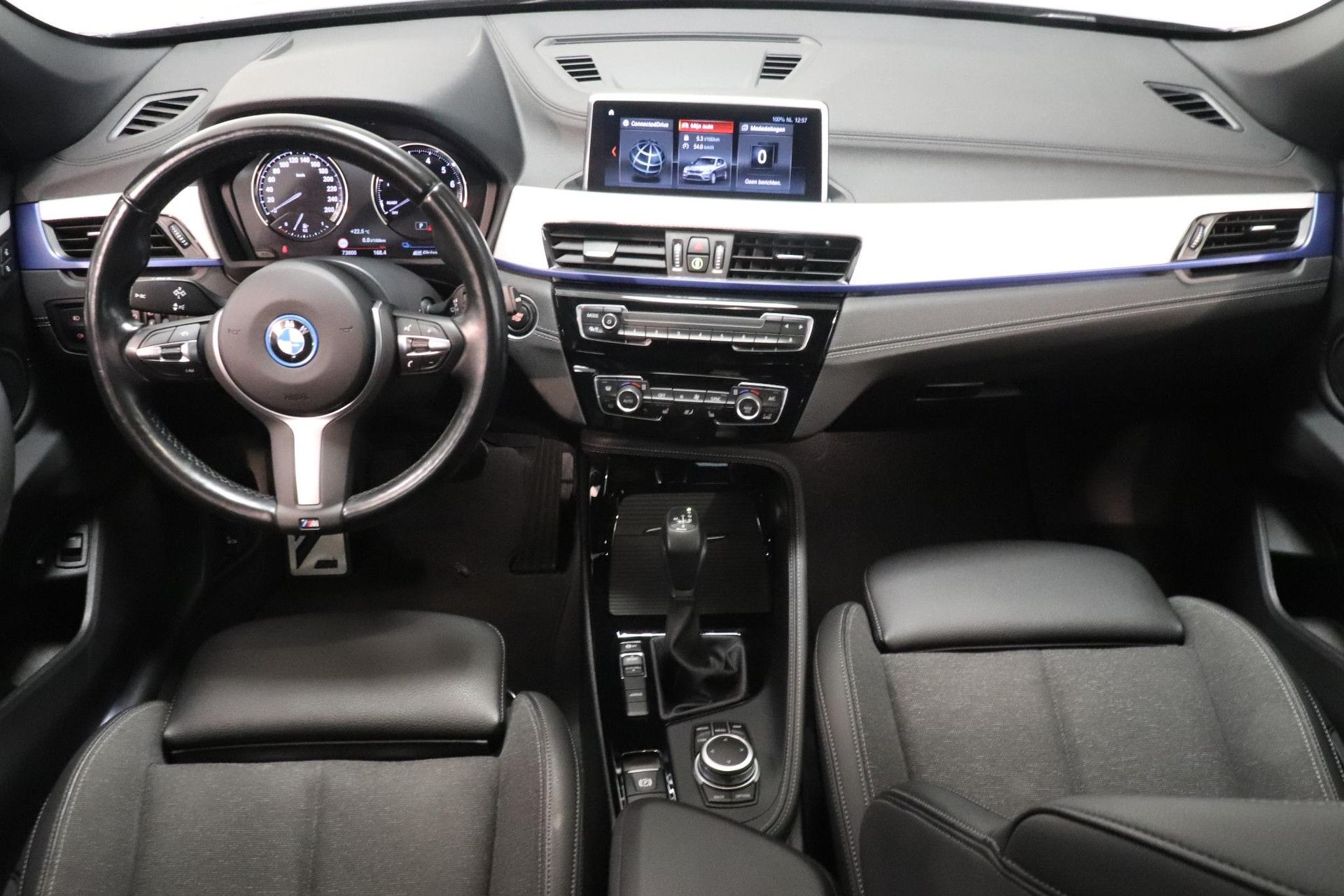 BMW X1 met kenteken HKH-35-J – interieur