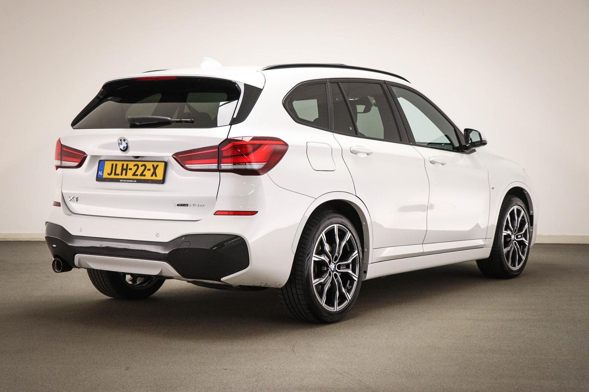 BMW X1 met kenteken JLH-22-X – achteraanzicht