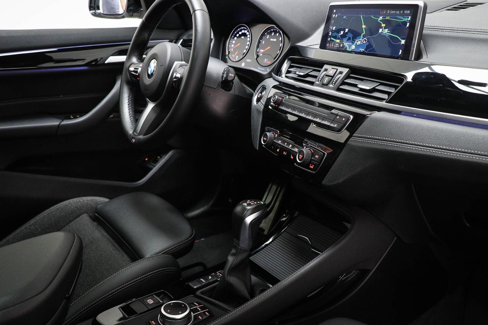 BMW X1 met kenteken JLH-22-X – interieur
