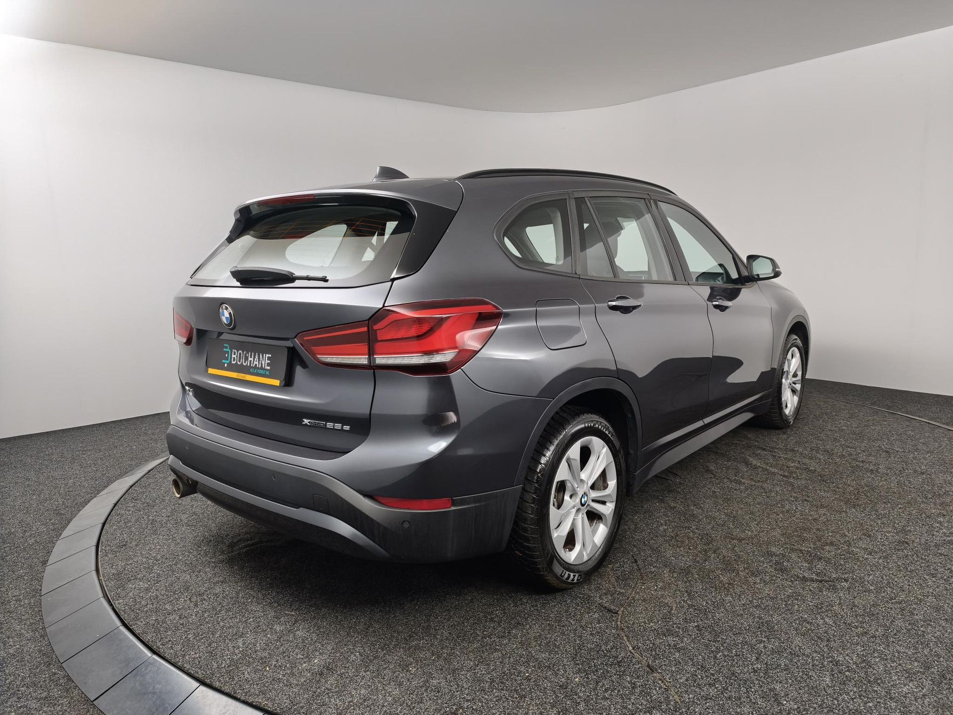 BMW X1 met kenteken KSF-09-H – achteraanzicht