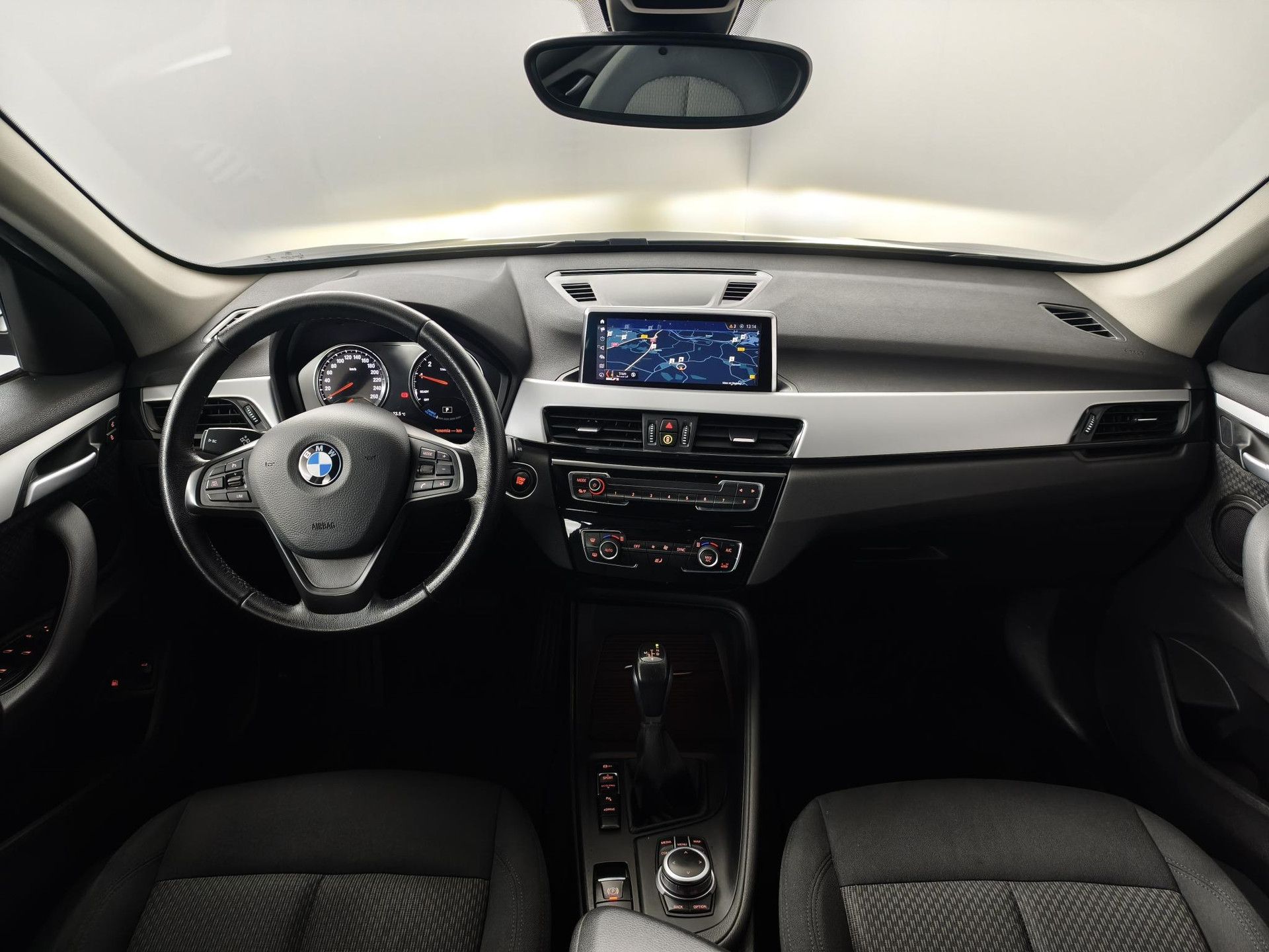 BMW X1 met kenteken KSF-09-H – interieur