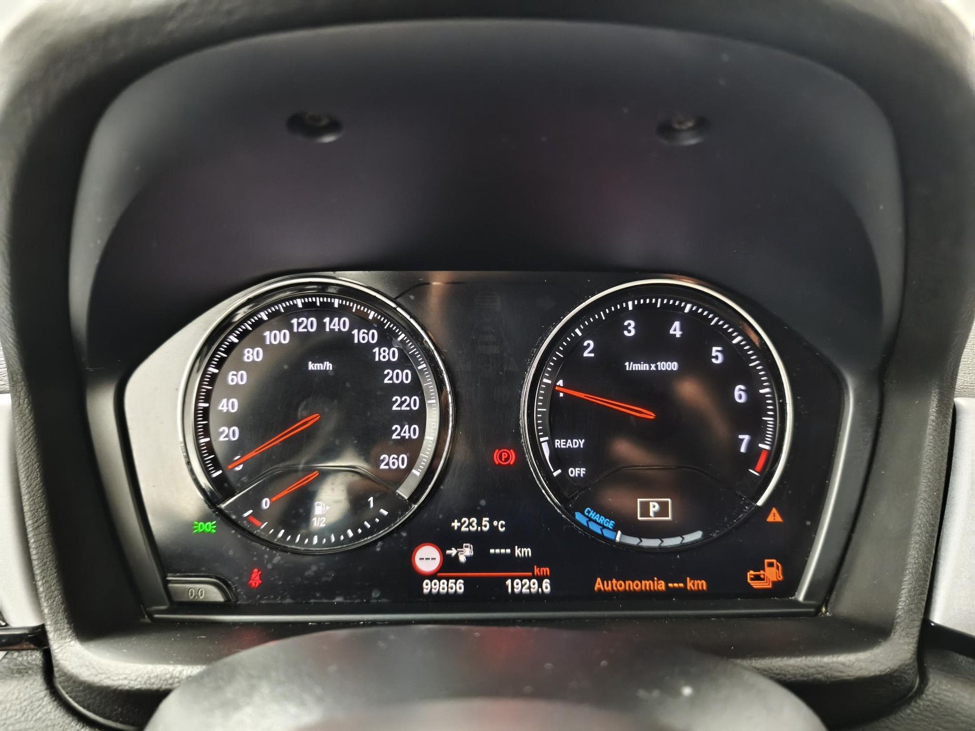 BMW X1 met kenteken KSF-09-H – dashboard