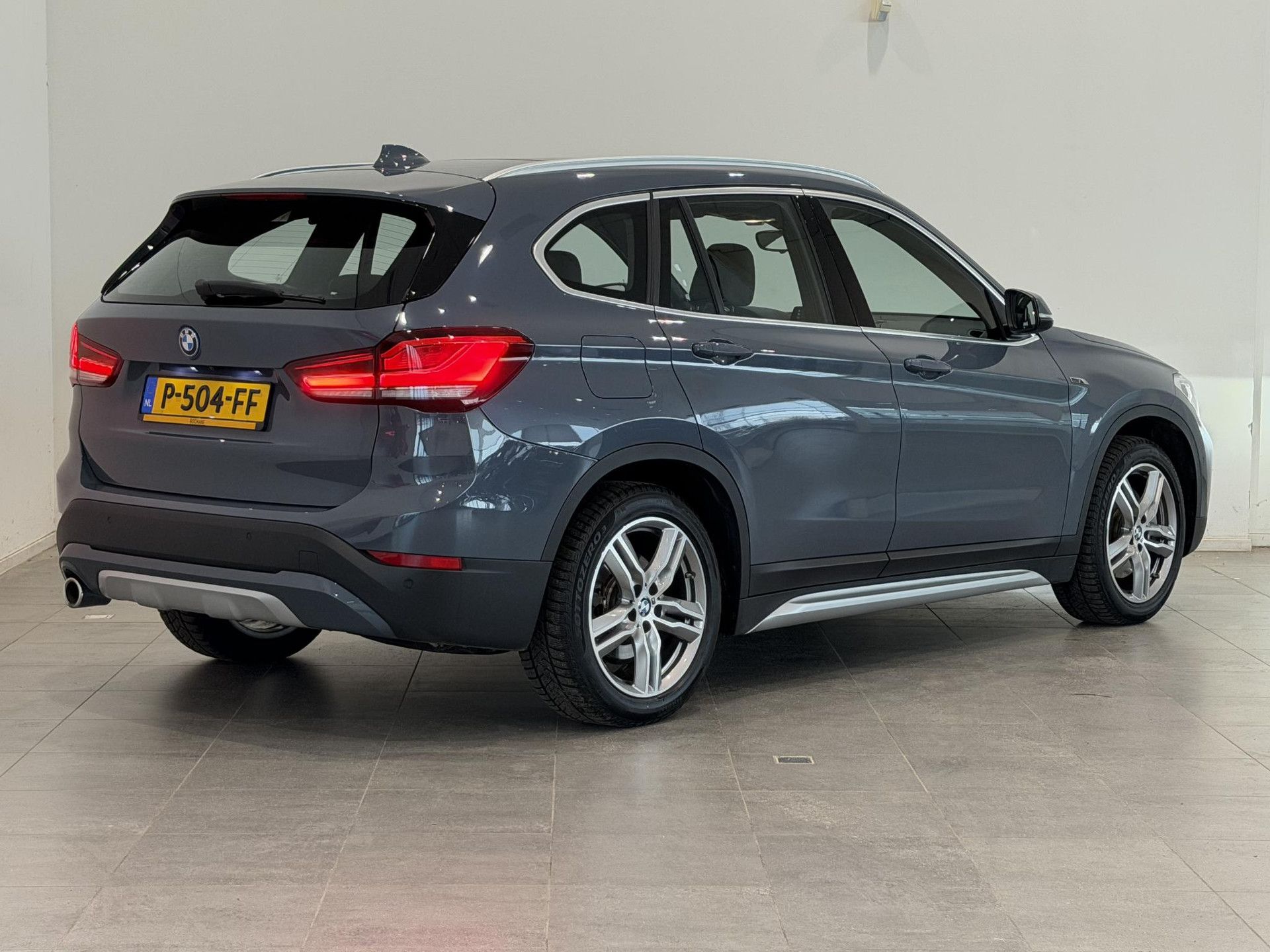 BMW X1 met kenteken P-504-FF – achteraanzicht