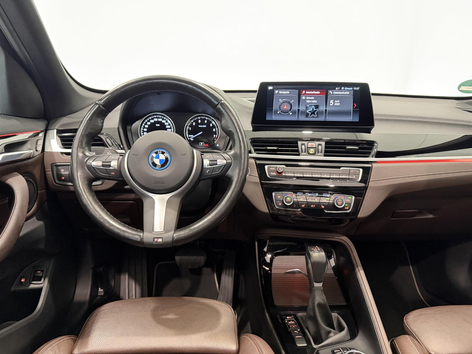 BMW X1 met kenteken P-504-FF – interieur