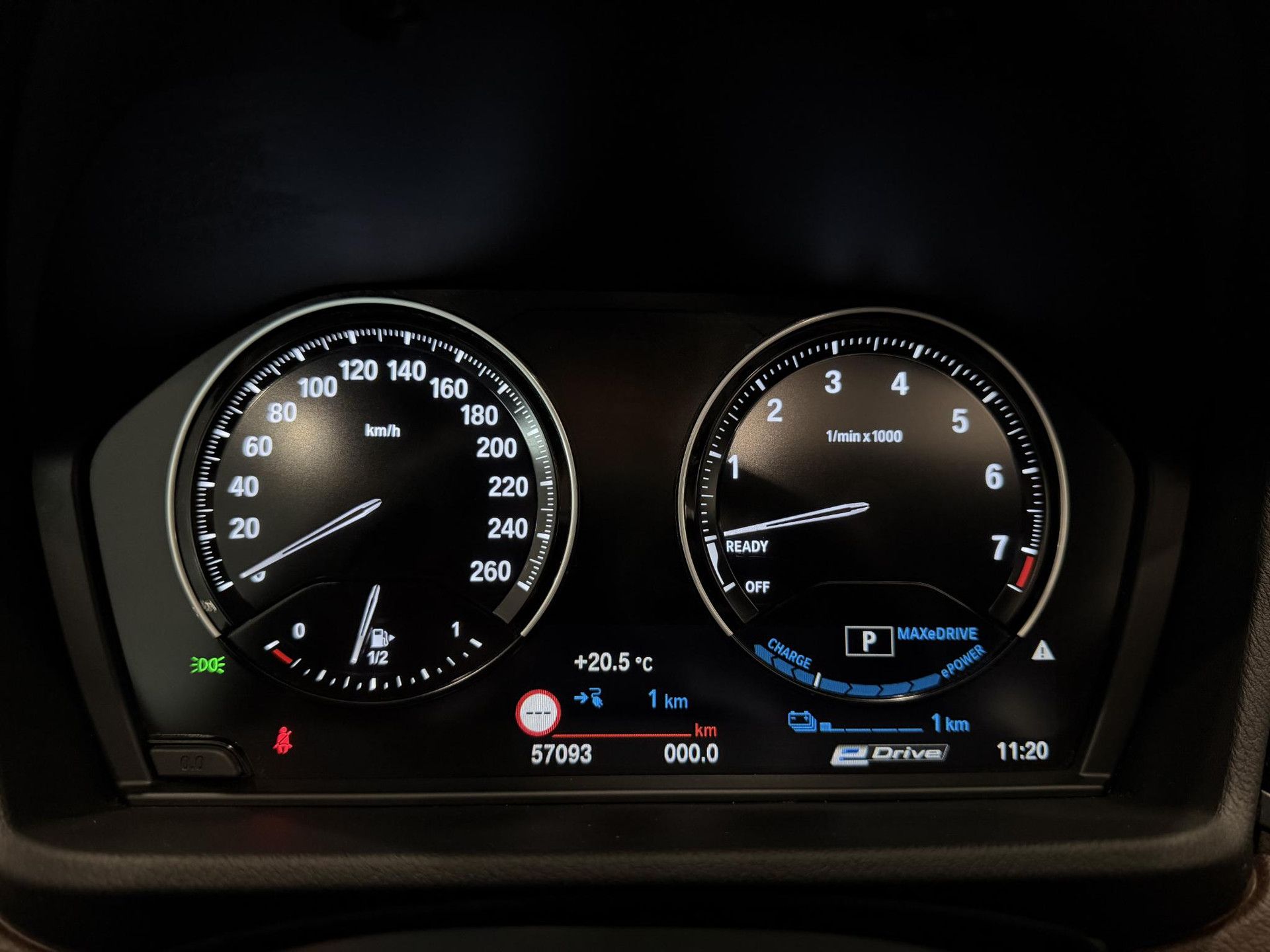 BMW X1 met kenteken P-504-FF – dashboard