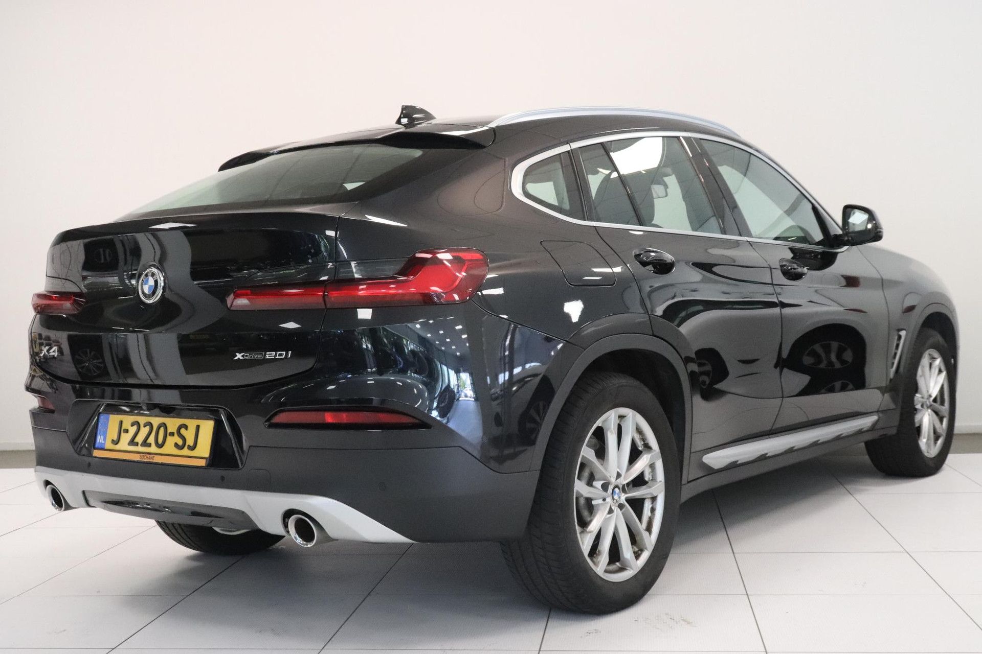 BMW X4 met kenteken J-220-SJ – achteraanzicht