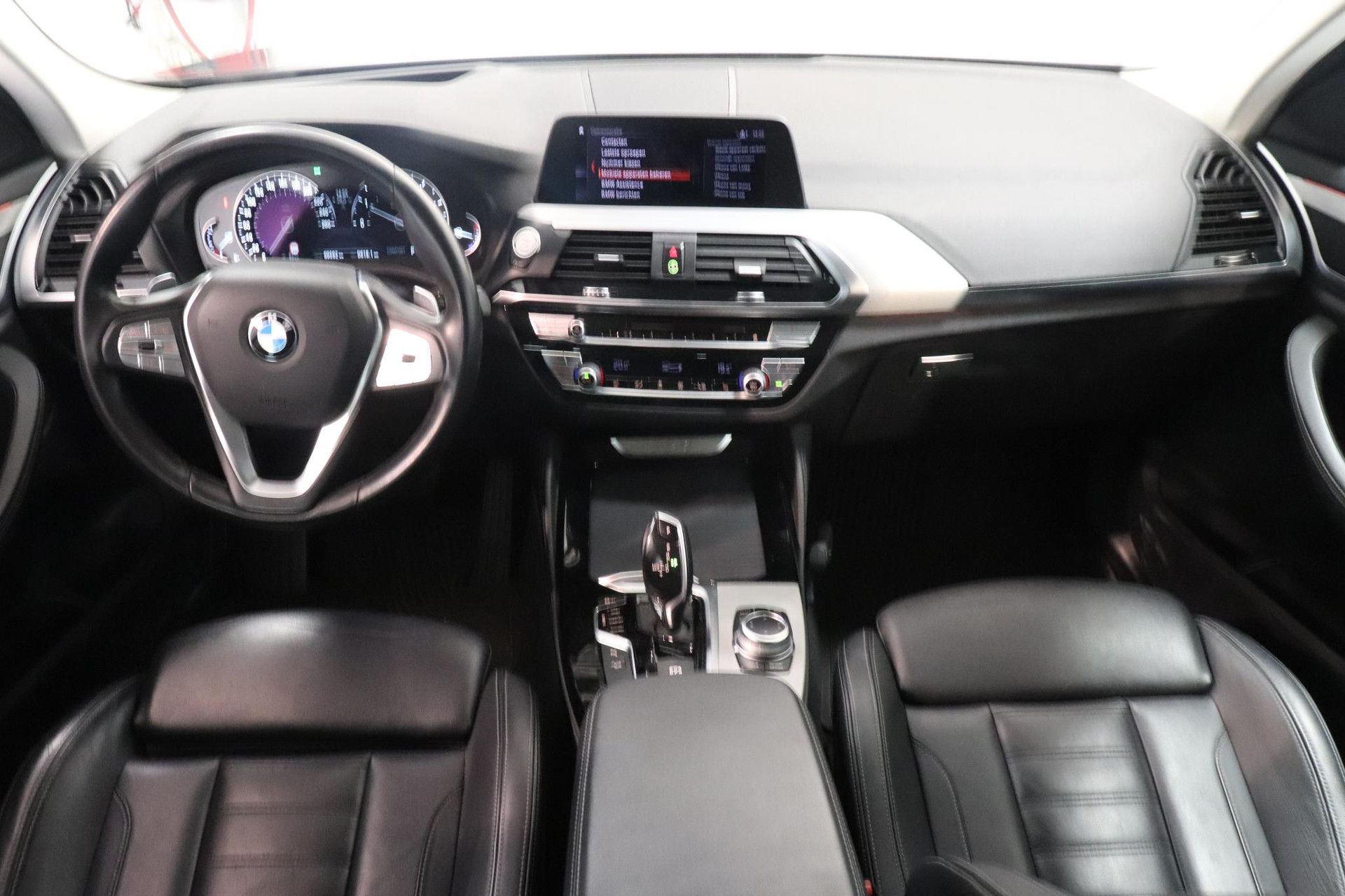BMW X4 met kenteken J-220-SJ – interieur